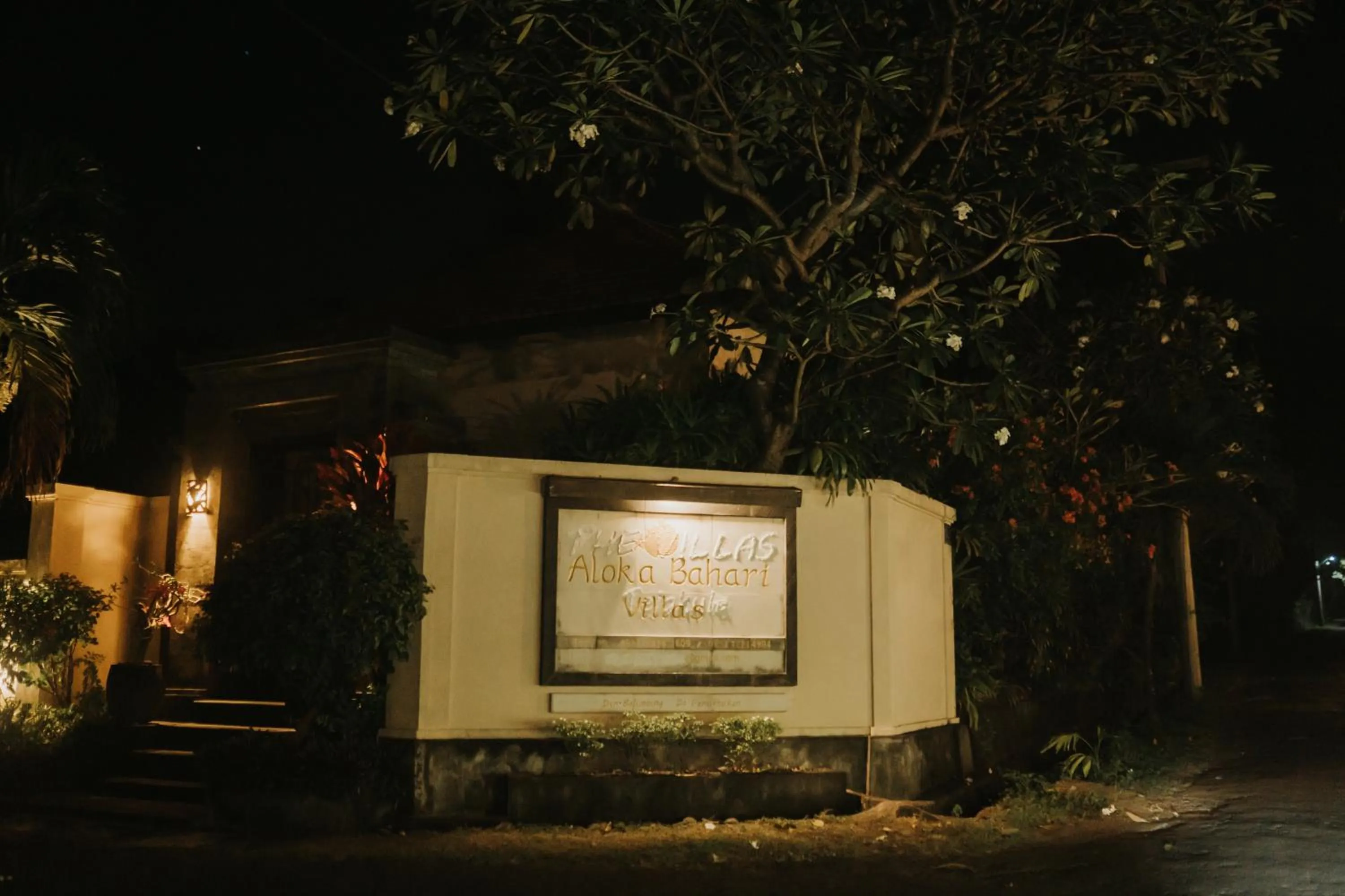 Facade/entrance in ALOKA BAHARI Villas