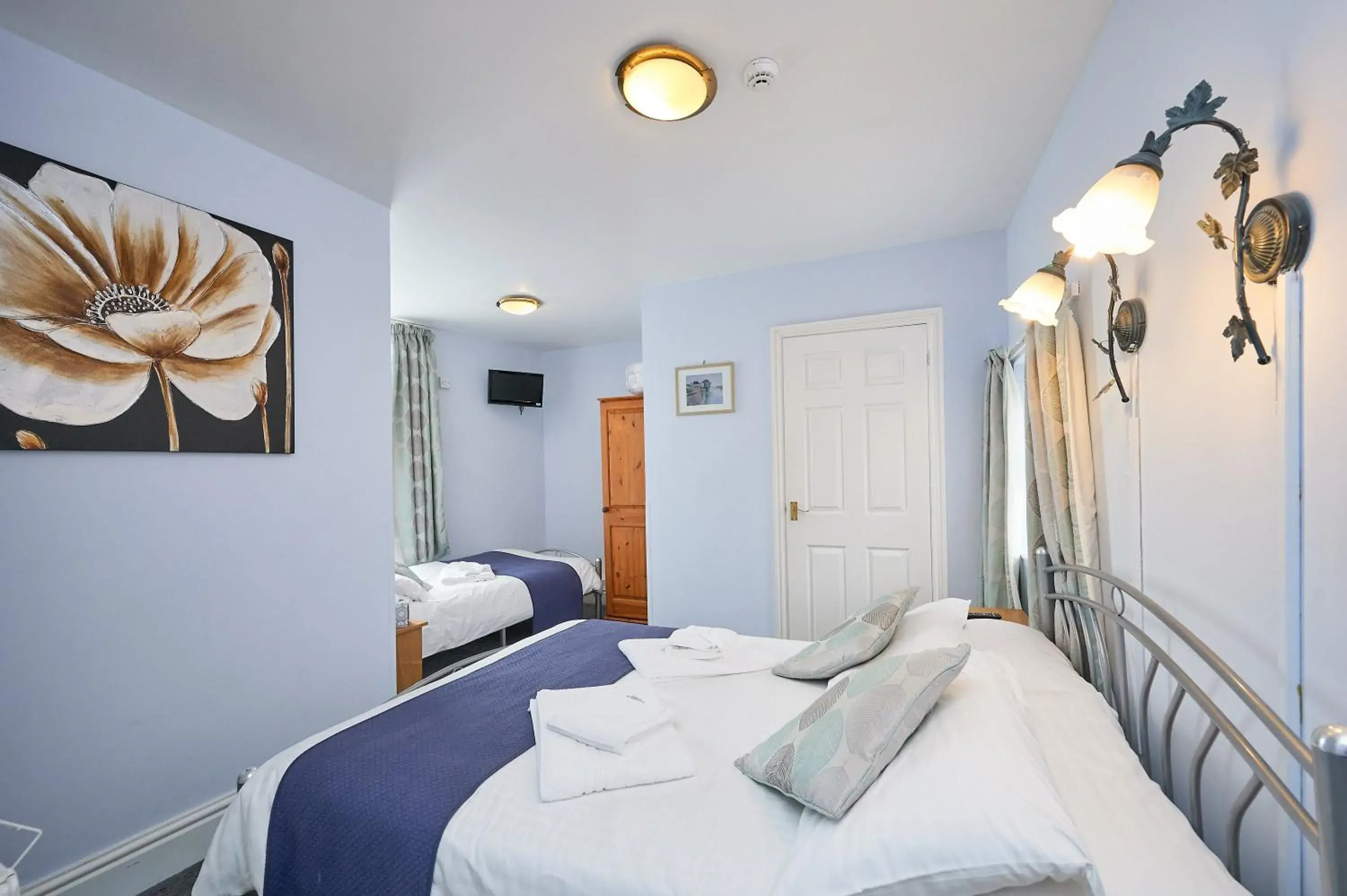 Comfort Triple Room with Shower in The Wilton International Comfort Triple Room with Shower in The Wilton International
