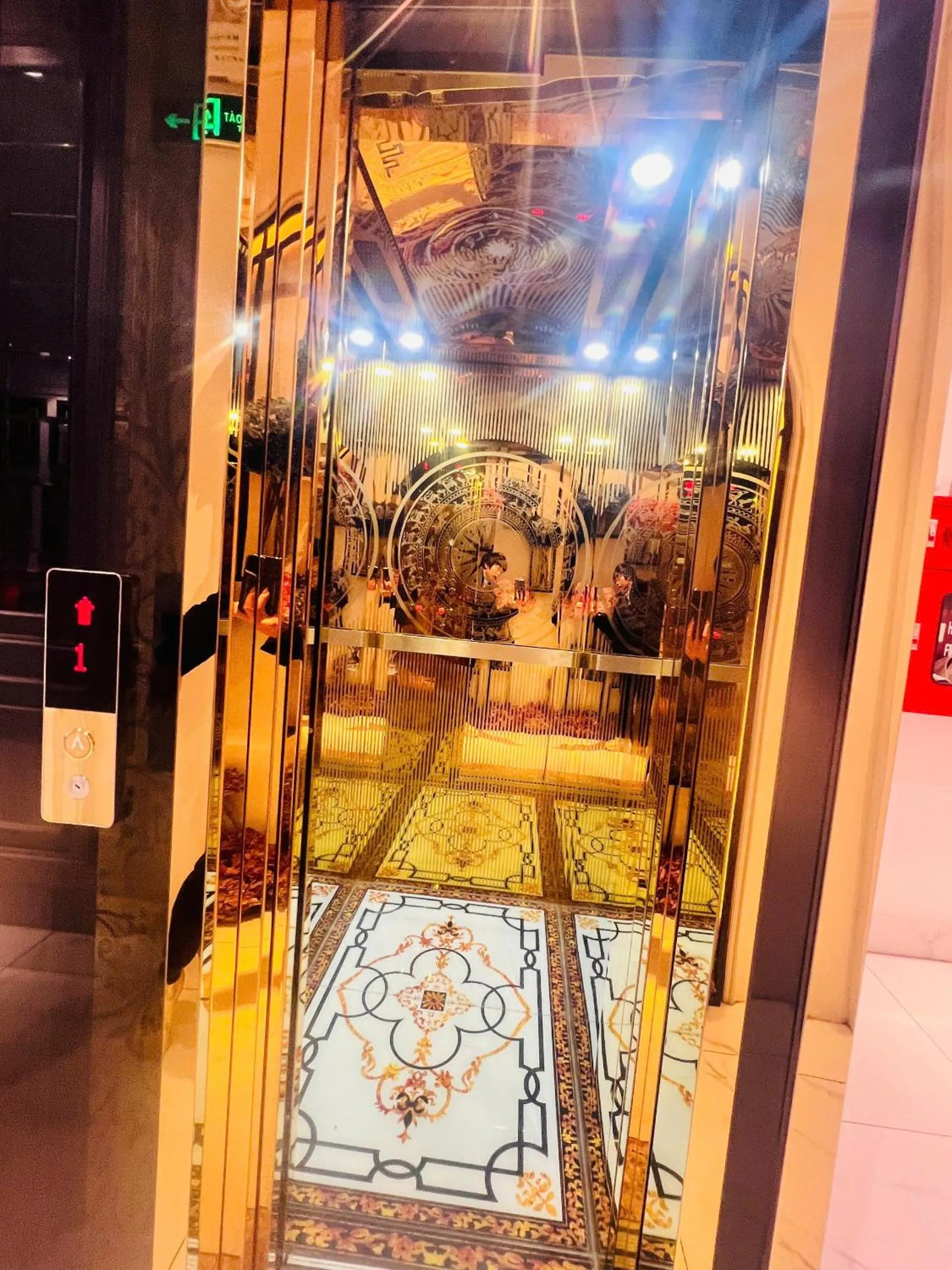 elevator in Diamond Hotel Sapa