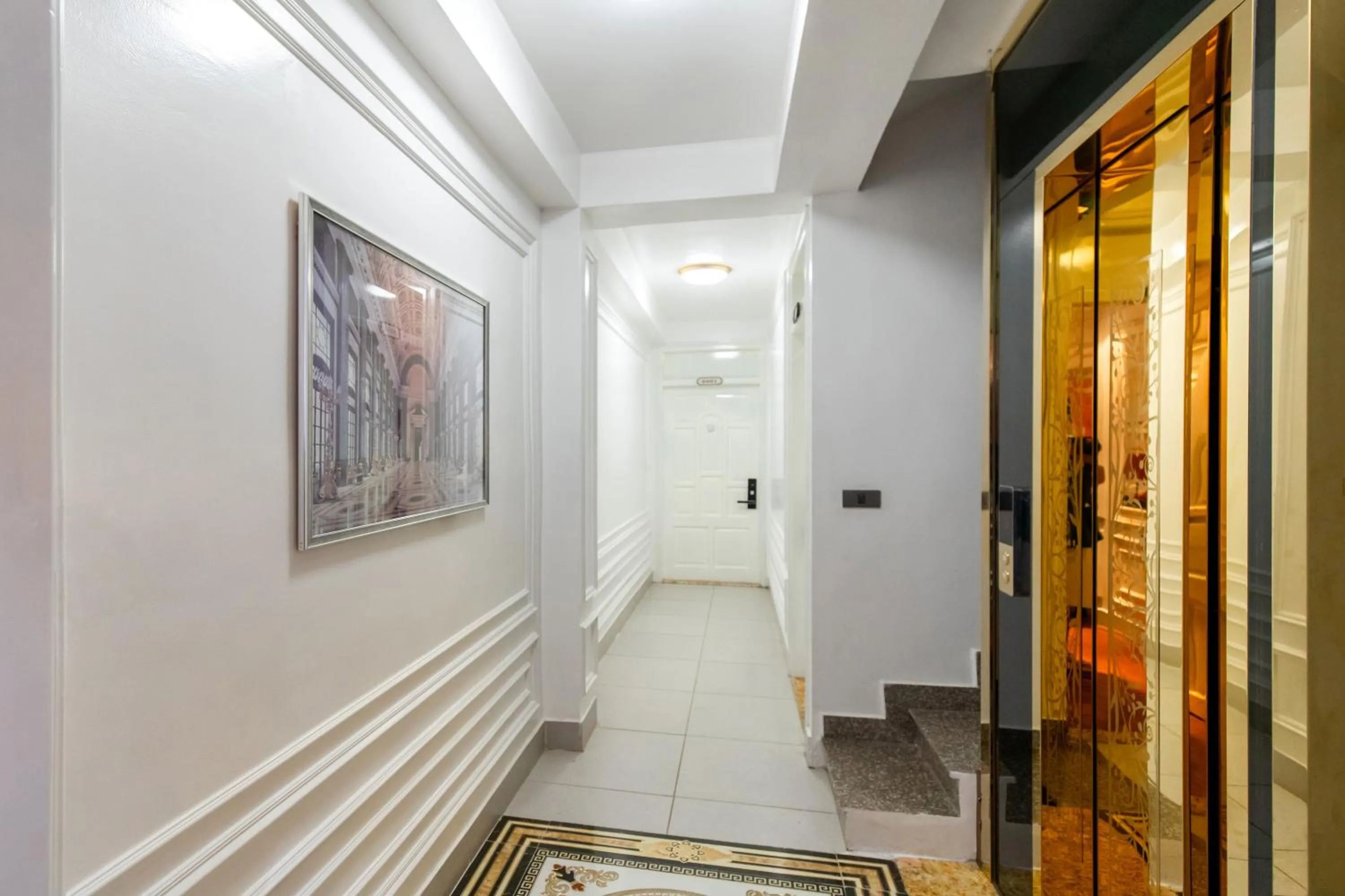 elevator in Diamond Hotel Sapa