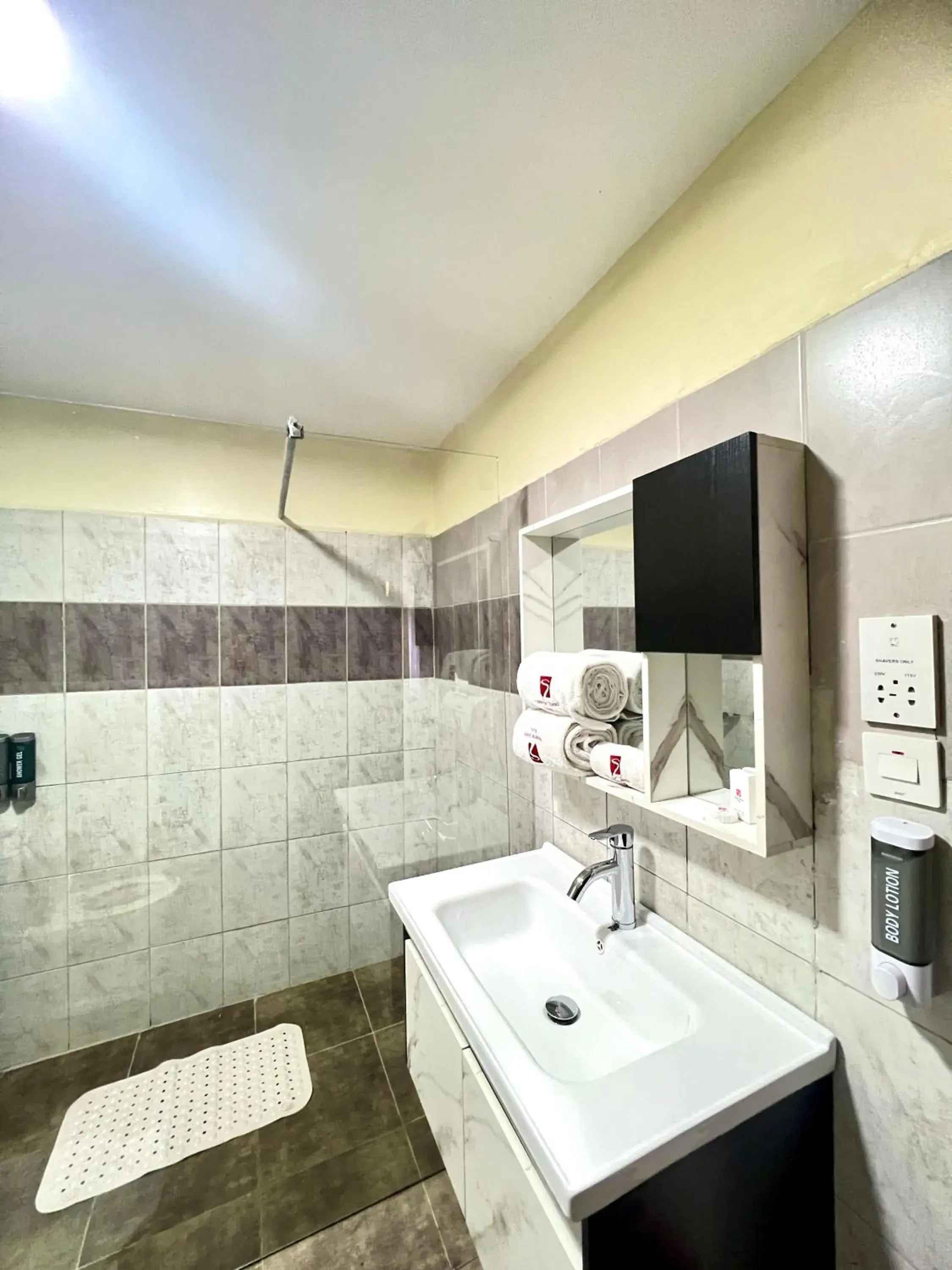 Deluxe Twin Room in Hadassah Hotel Deluxe Twin Room in Hadassah Hotel