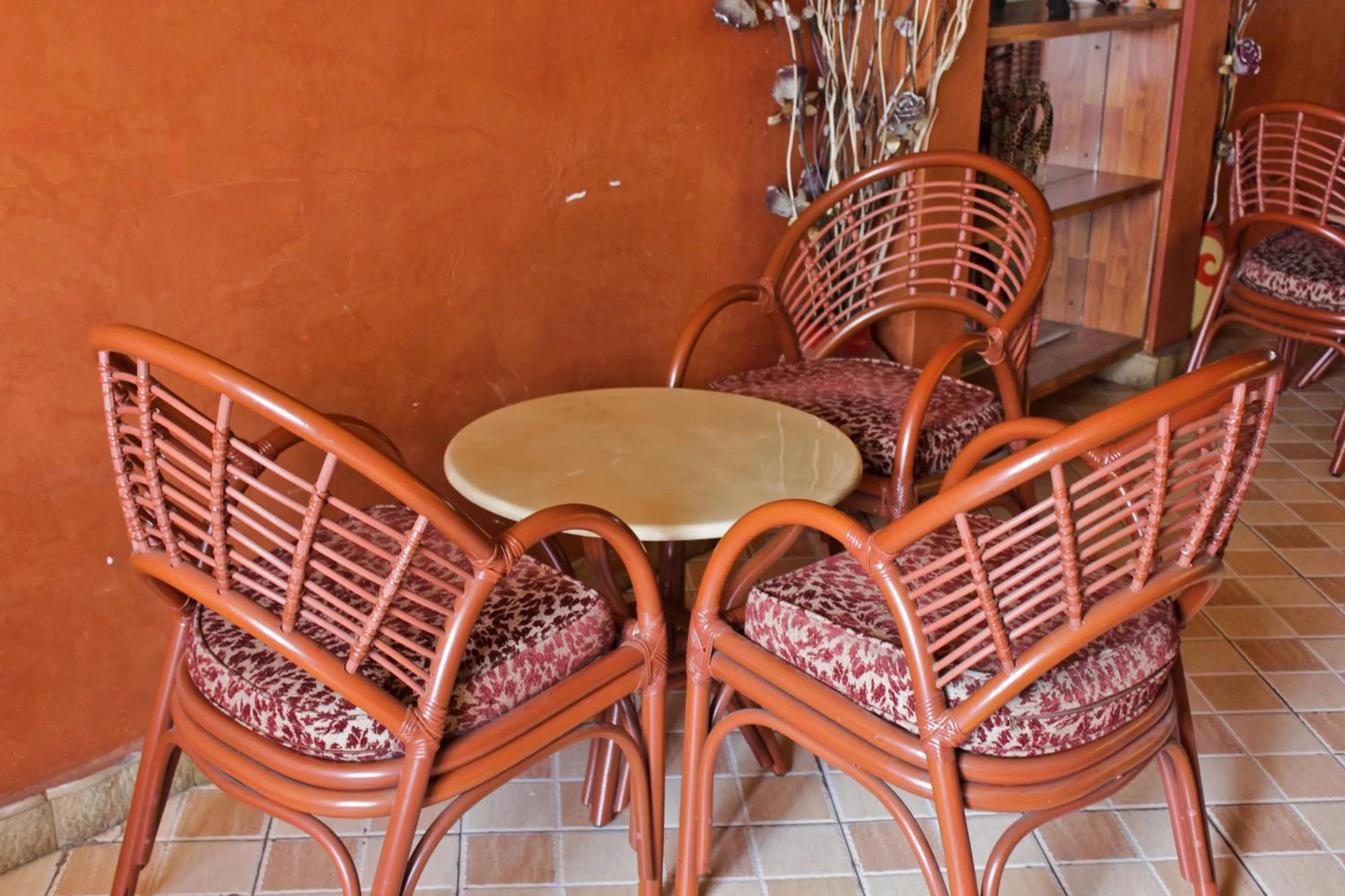 Restaurant/places to eat in Pearl Palace Hotel