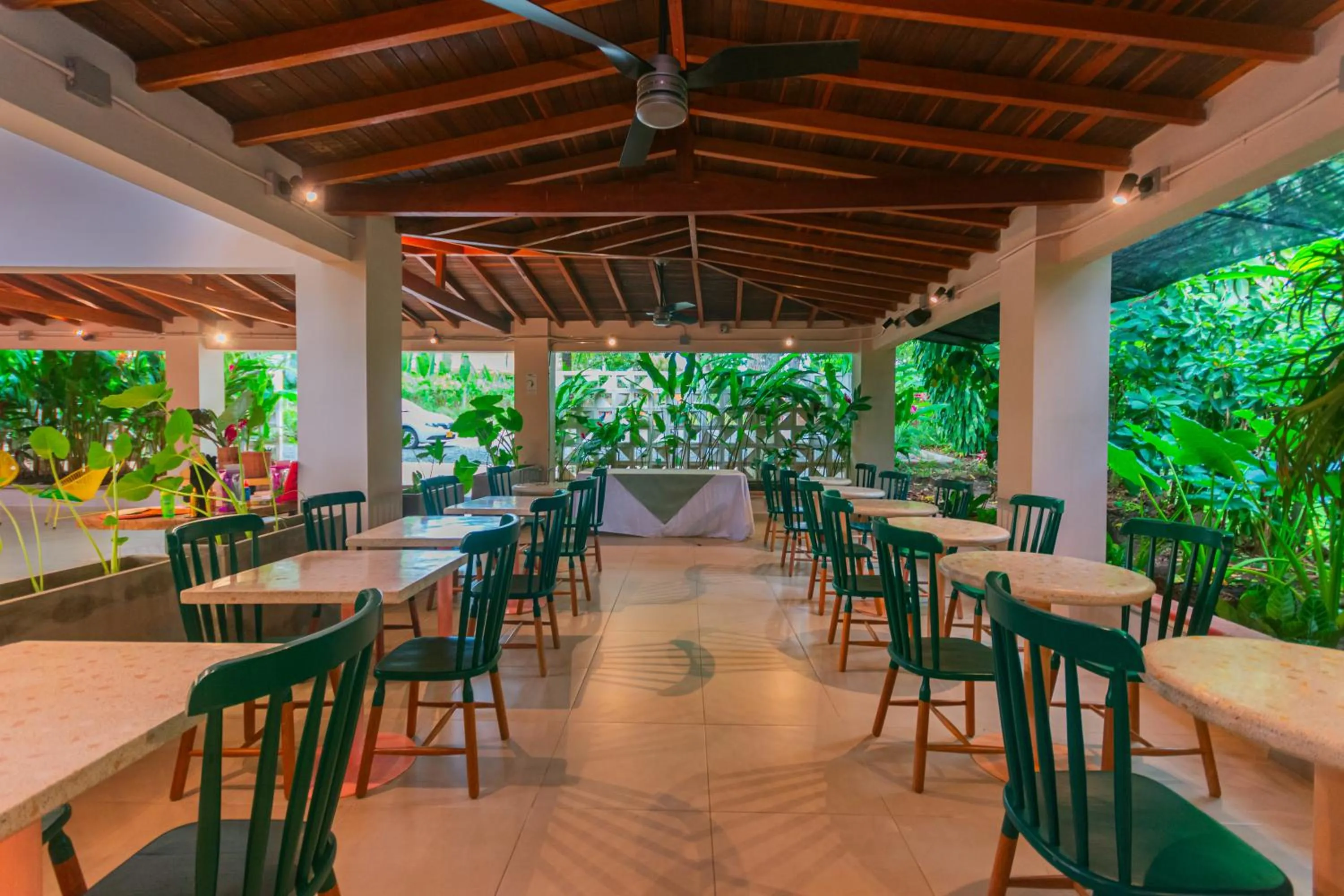 Restaurant/places to eat in Del Trópico Hotel By GyC Hotels