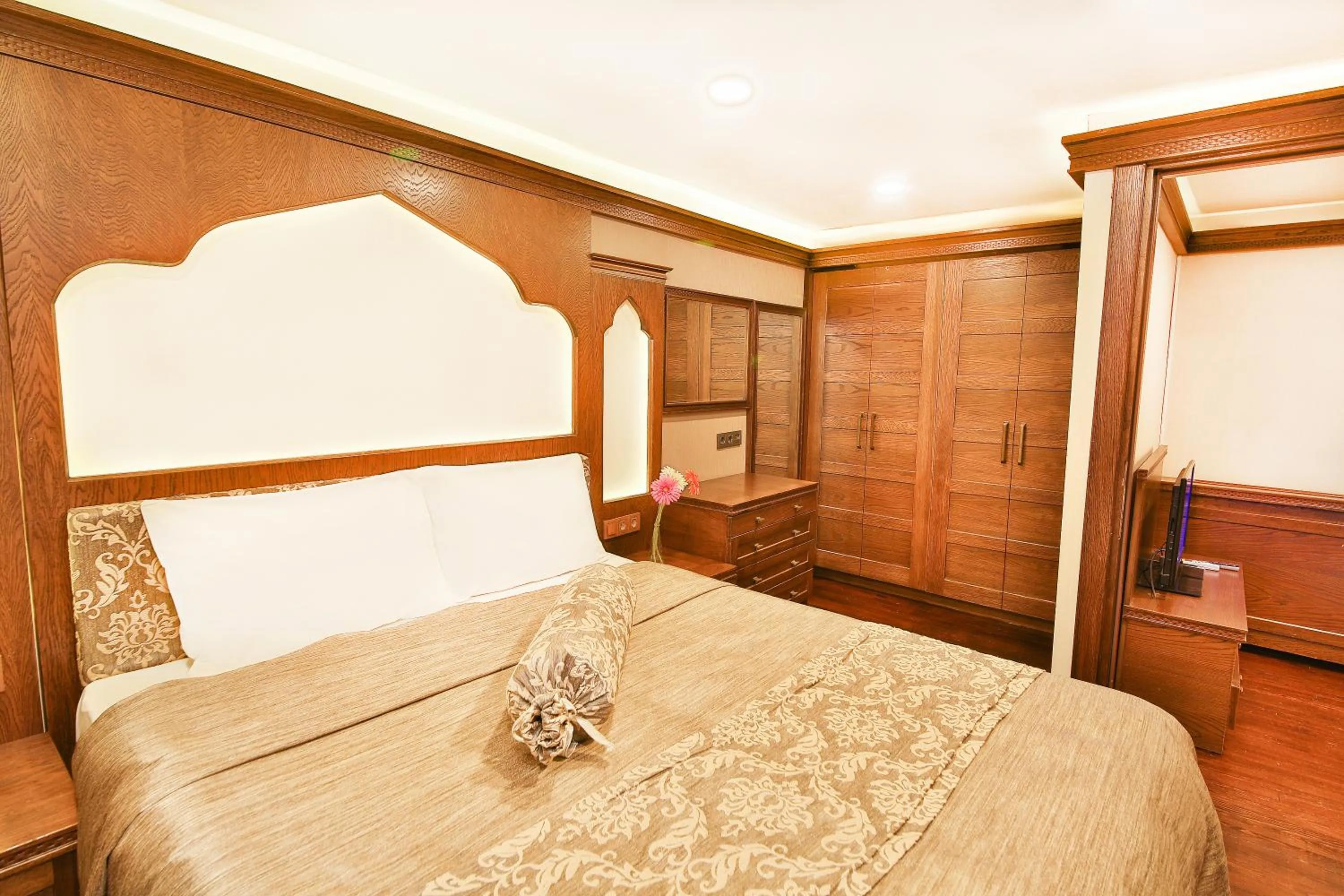 Bedroom, Bed in Kumluk Konak Hotel