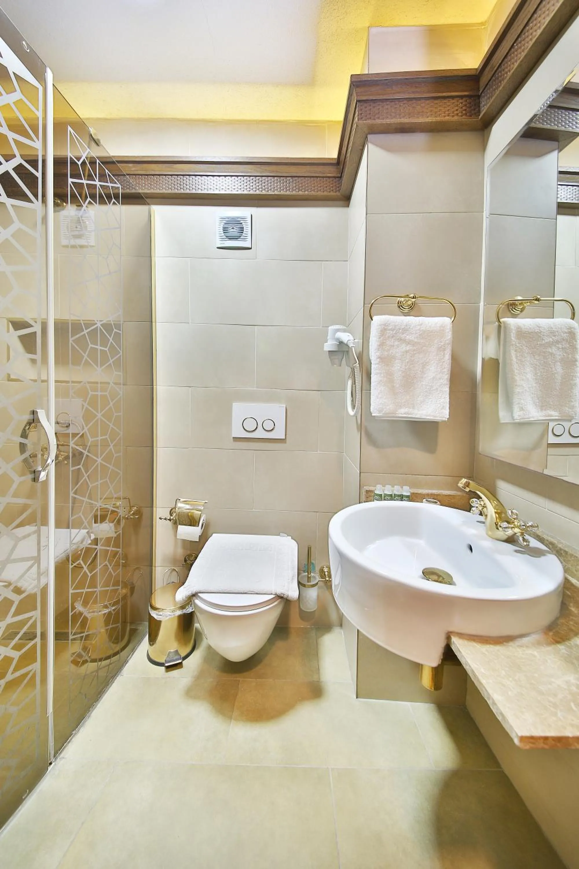 Shower in Kumluk Konak Hotel
