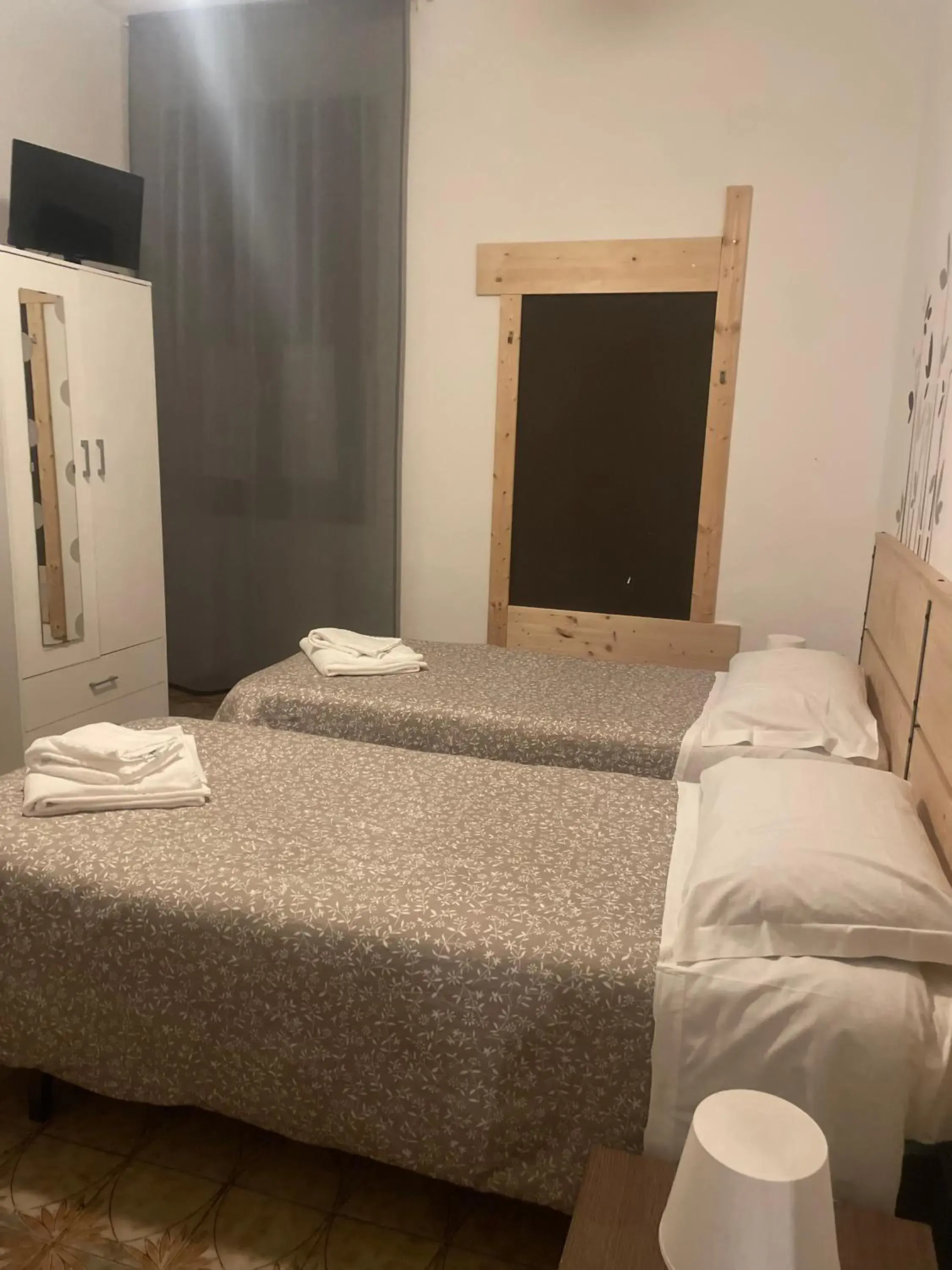 Double or Twin Room with Shared Bathroom - single occupancy in Low Cost Ferrara Double or Twin Room with Shared Bathroom - single occupancy in Low Cost Ferrara