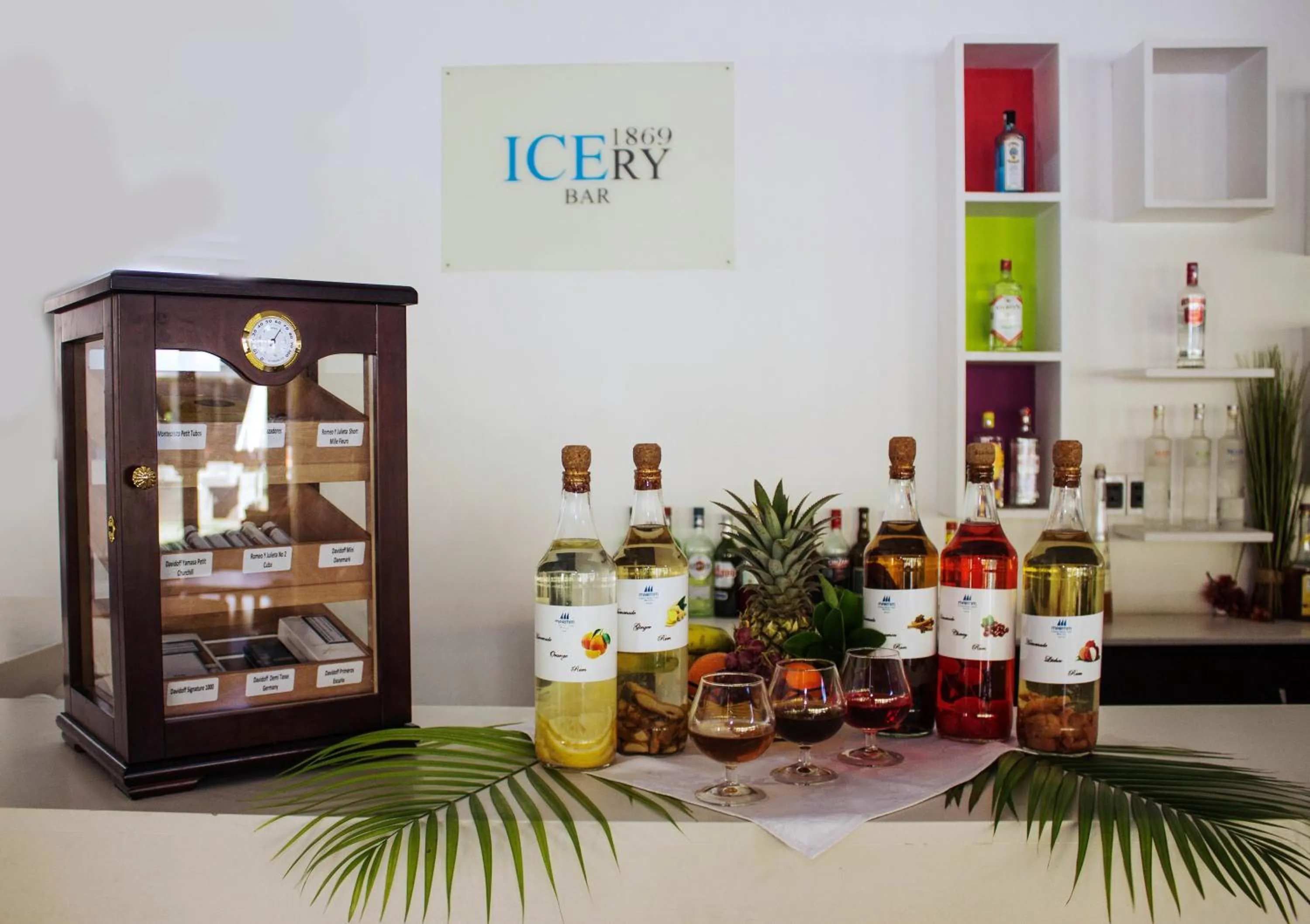 Lounge or bar in Crystals Beach Resort Belle Mare, a member of Radisson Individuals