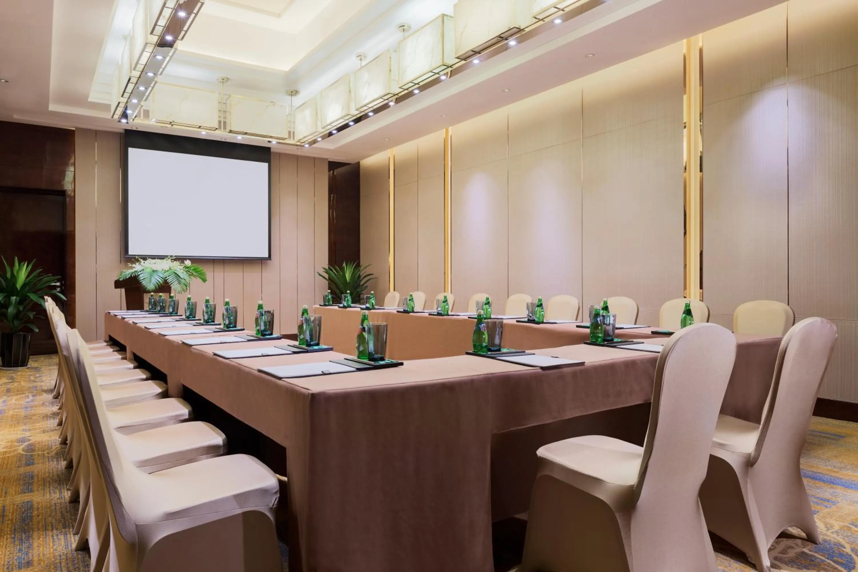 Business facilities in Wanda Realm Chifeng Hotel
