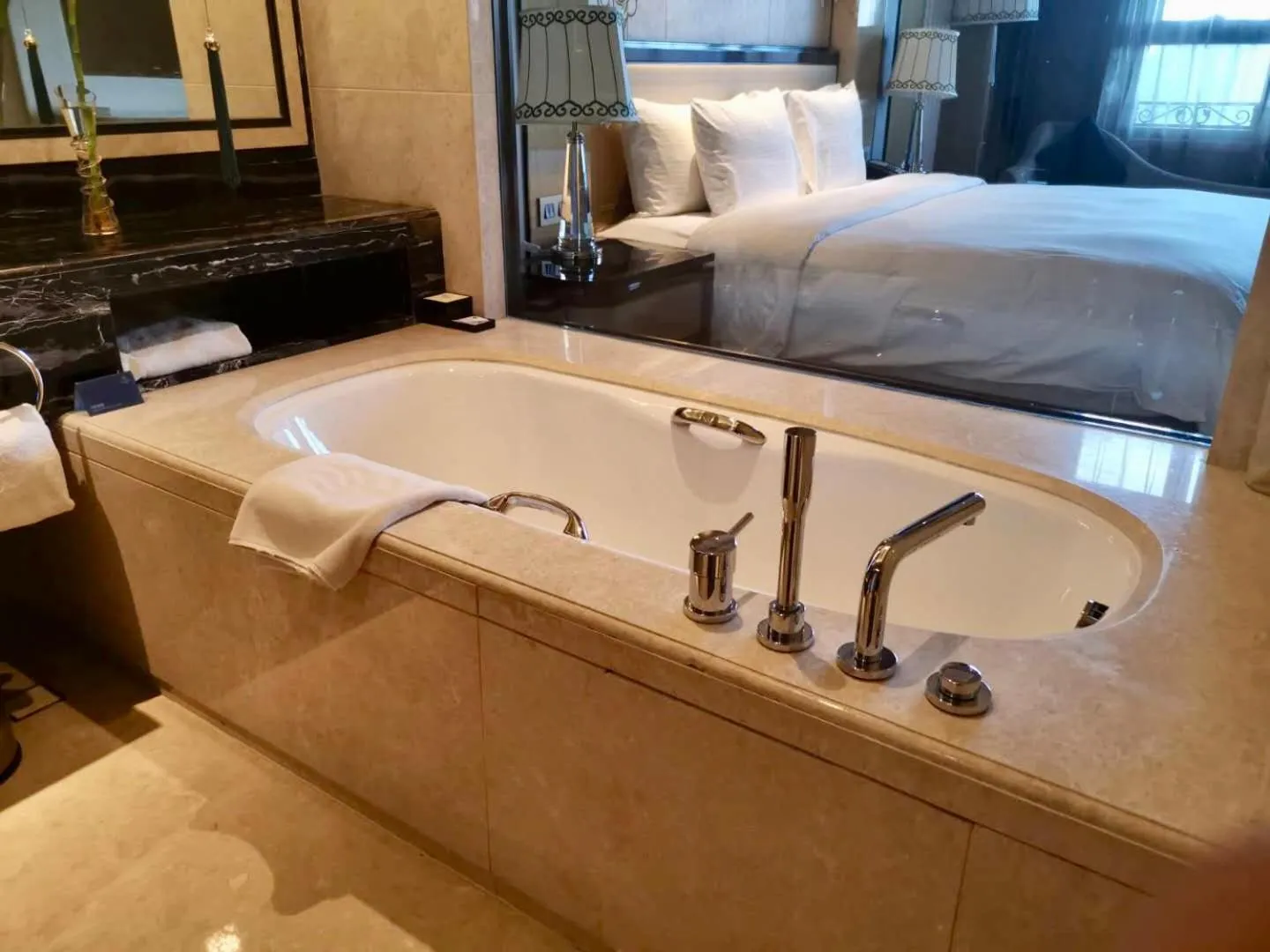 Bathroom, Bed in Wanda Realm Chifeng Hotel