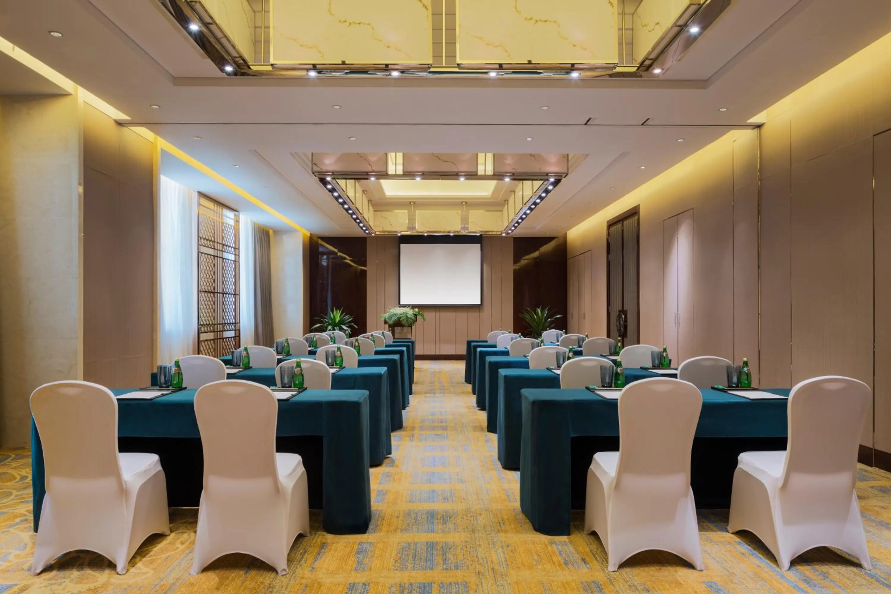Business facilities in Wanda Realm Chifeng Hotel