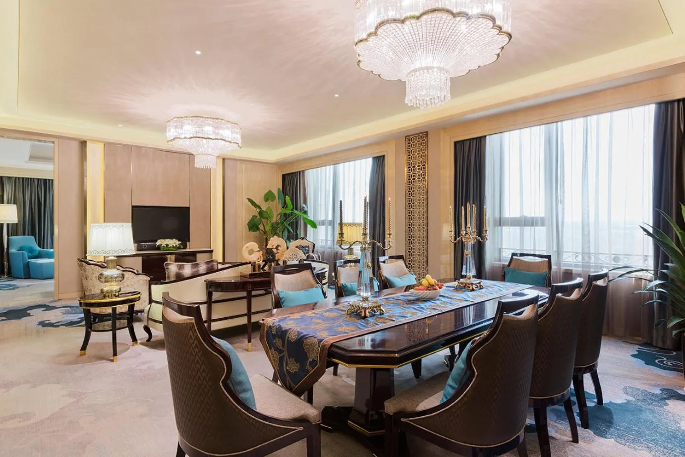 Communal lounge/ TV room in Wanda Realm Chifeng Hotel