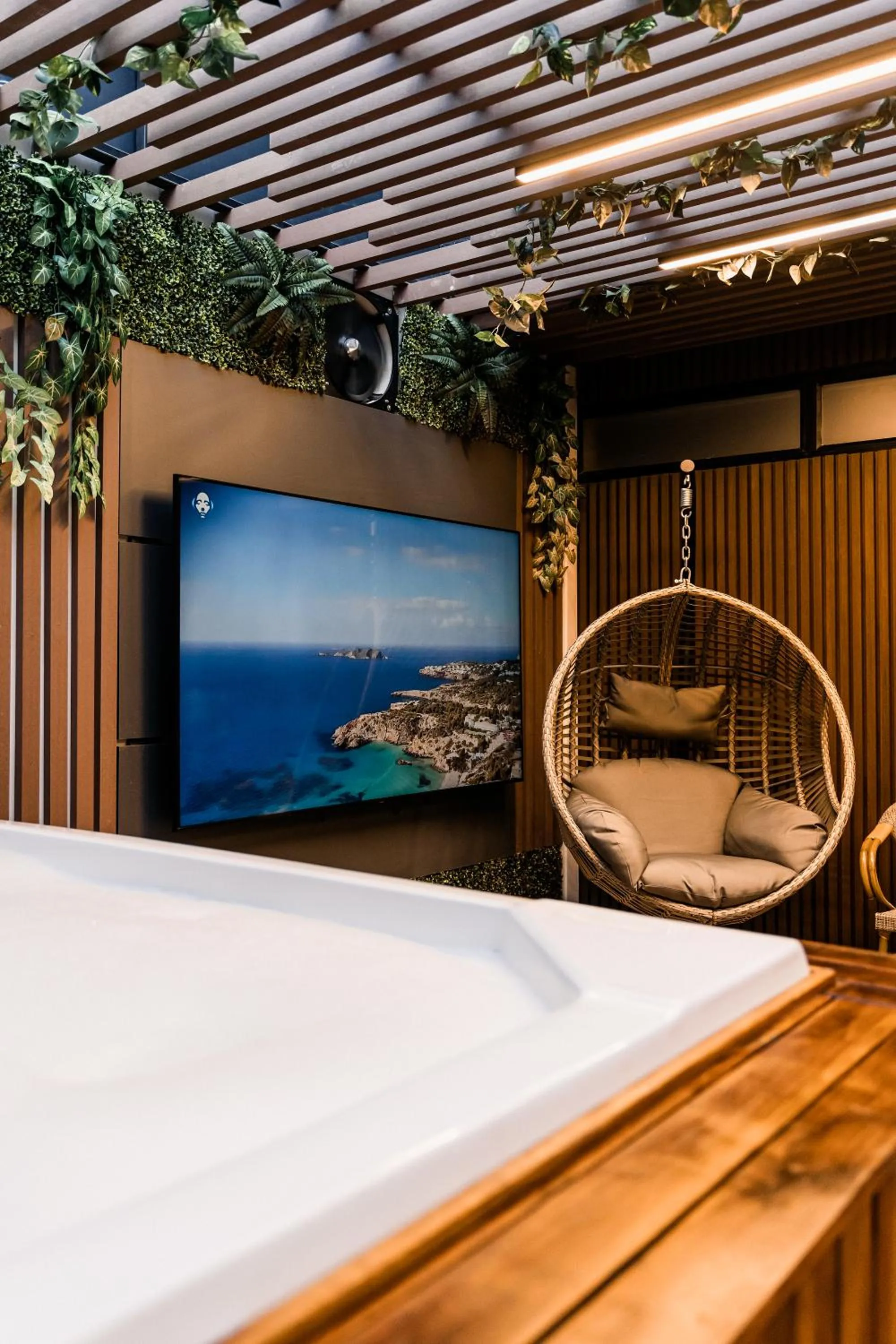 Hot Tub in Luxury Apartments Prana By Cadissa