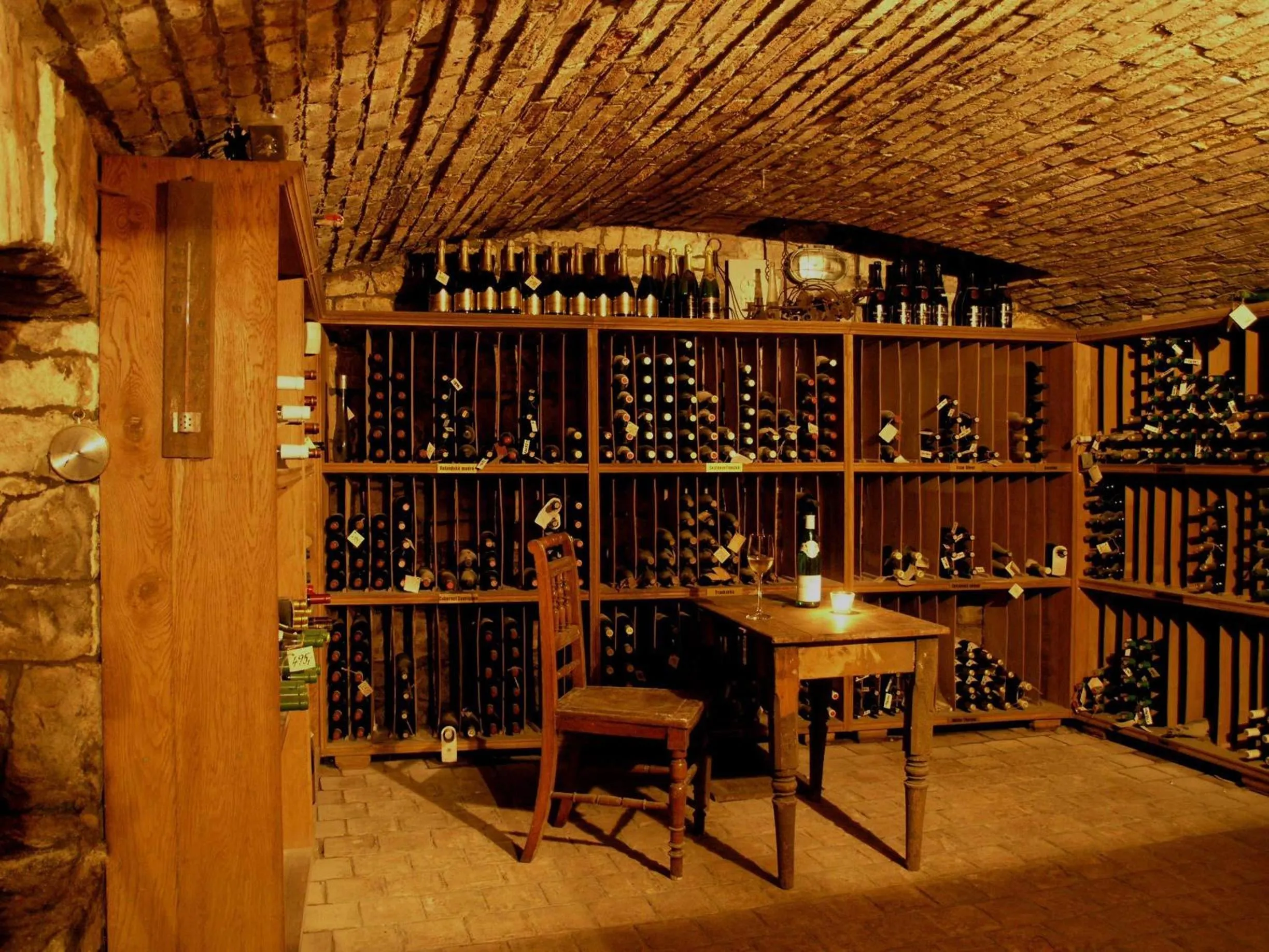 Time of day in Hotel Merlot