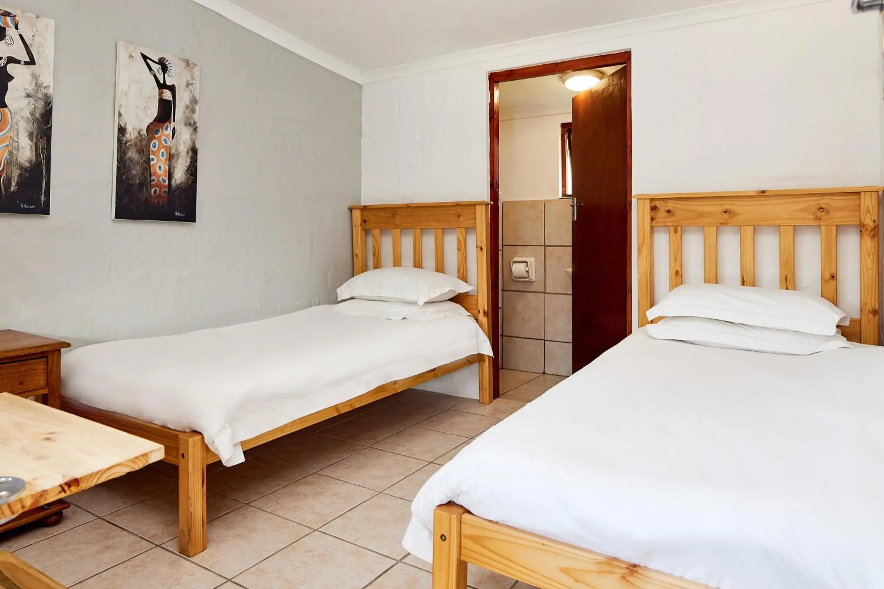 Twin Ensuite Backpacker Room in First Group Hole in the Wall Twin Ensuite Backpacker Room in First Group Hole in the Wall