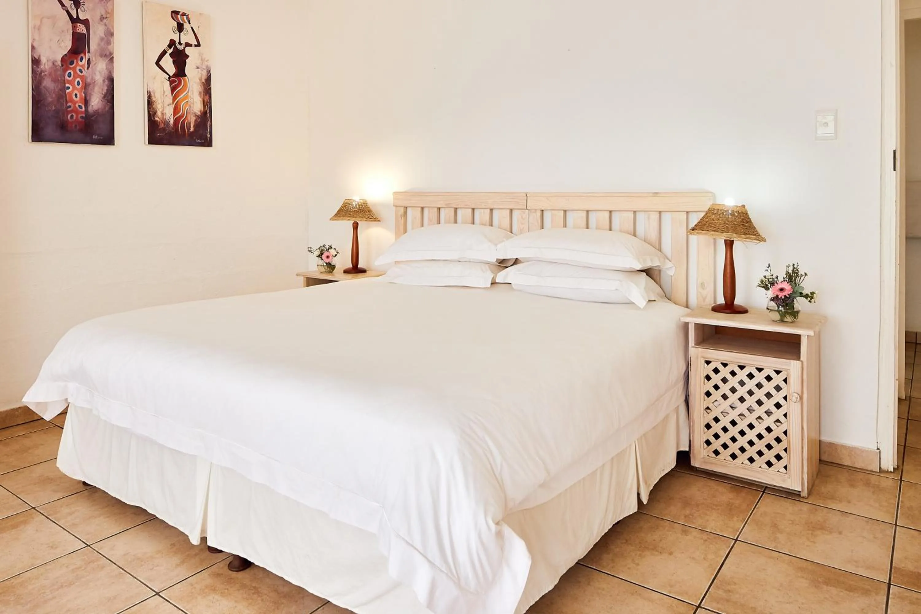 Photo of the whole room, Bed in First Group Hole in the Wall