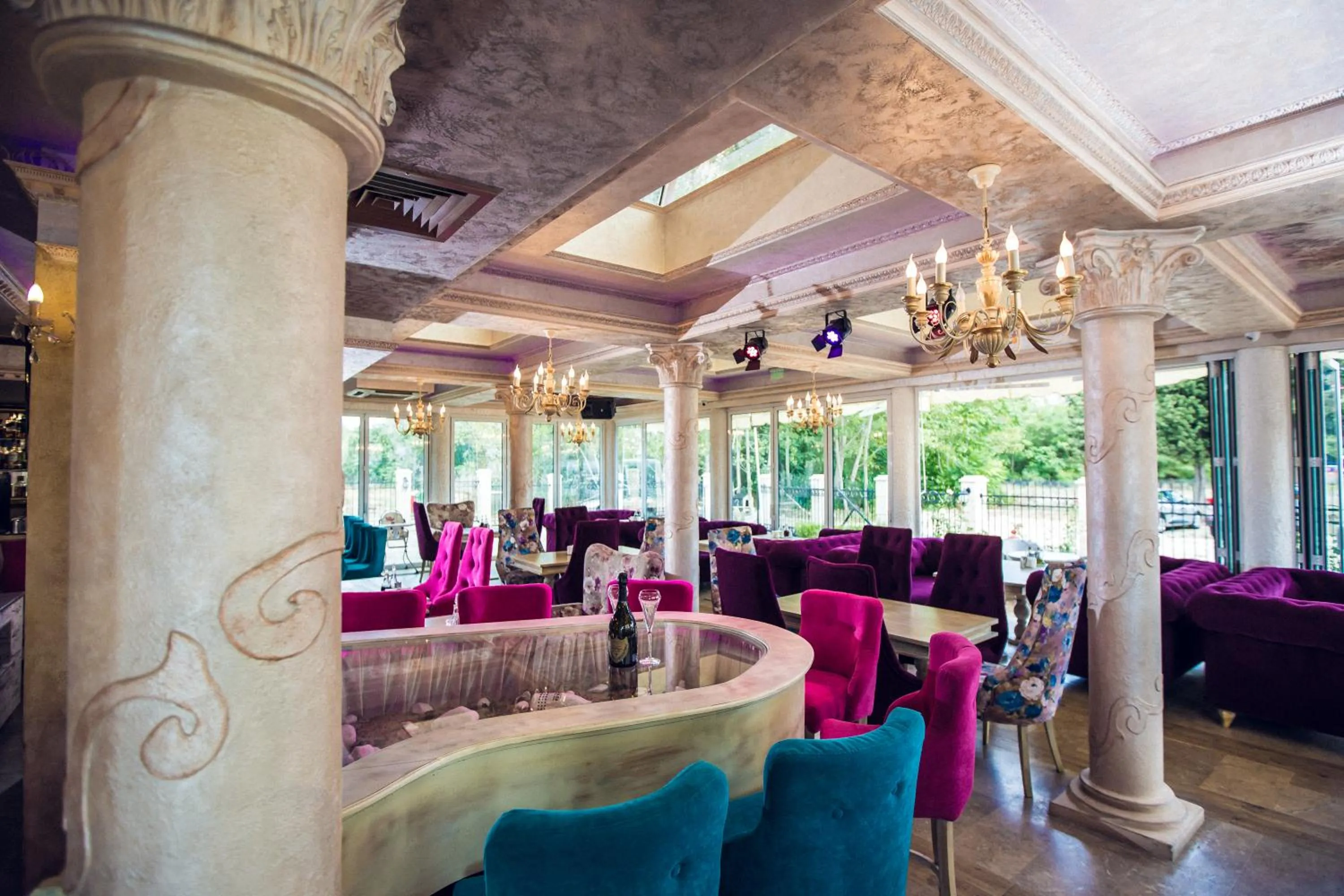 Restaurant/places to eat in Avenue Deluxe Hotel