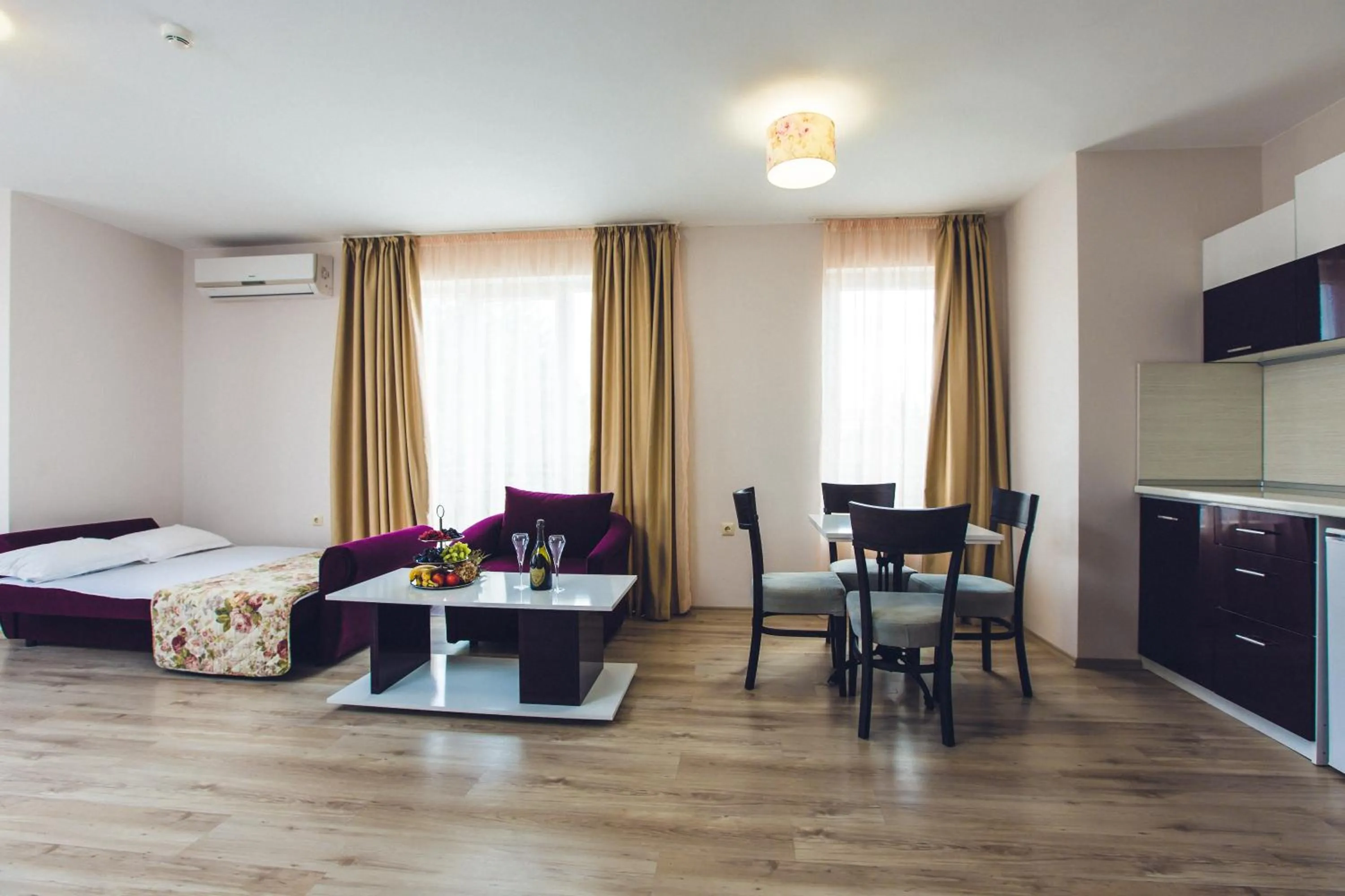 Living room, Bed in Avenue Deluxe Hotel