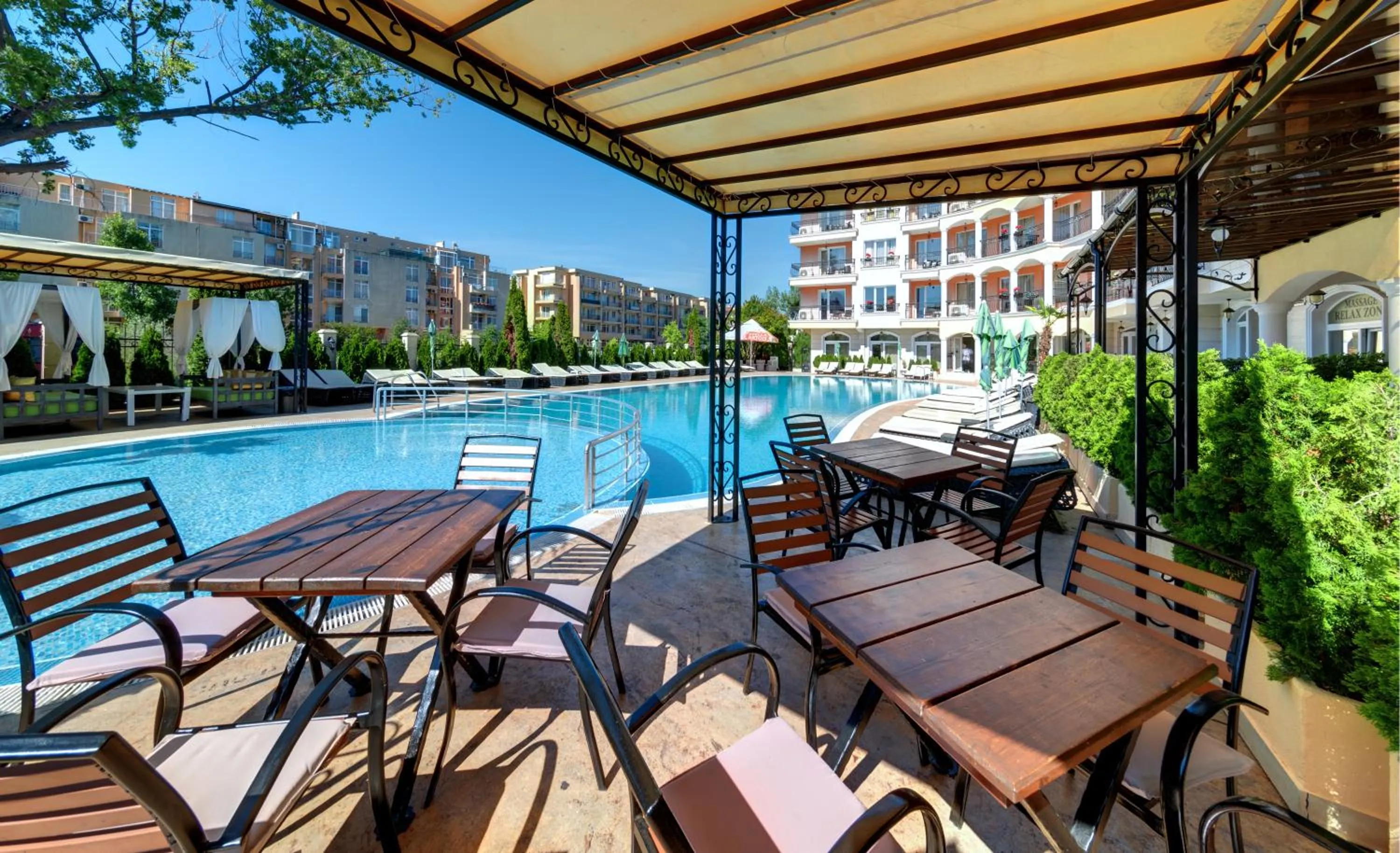 Property building in Avenue Deluxe Hotel