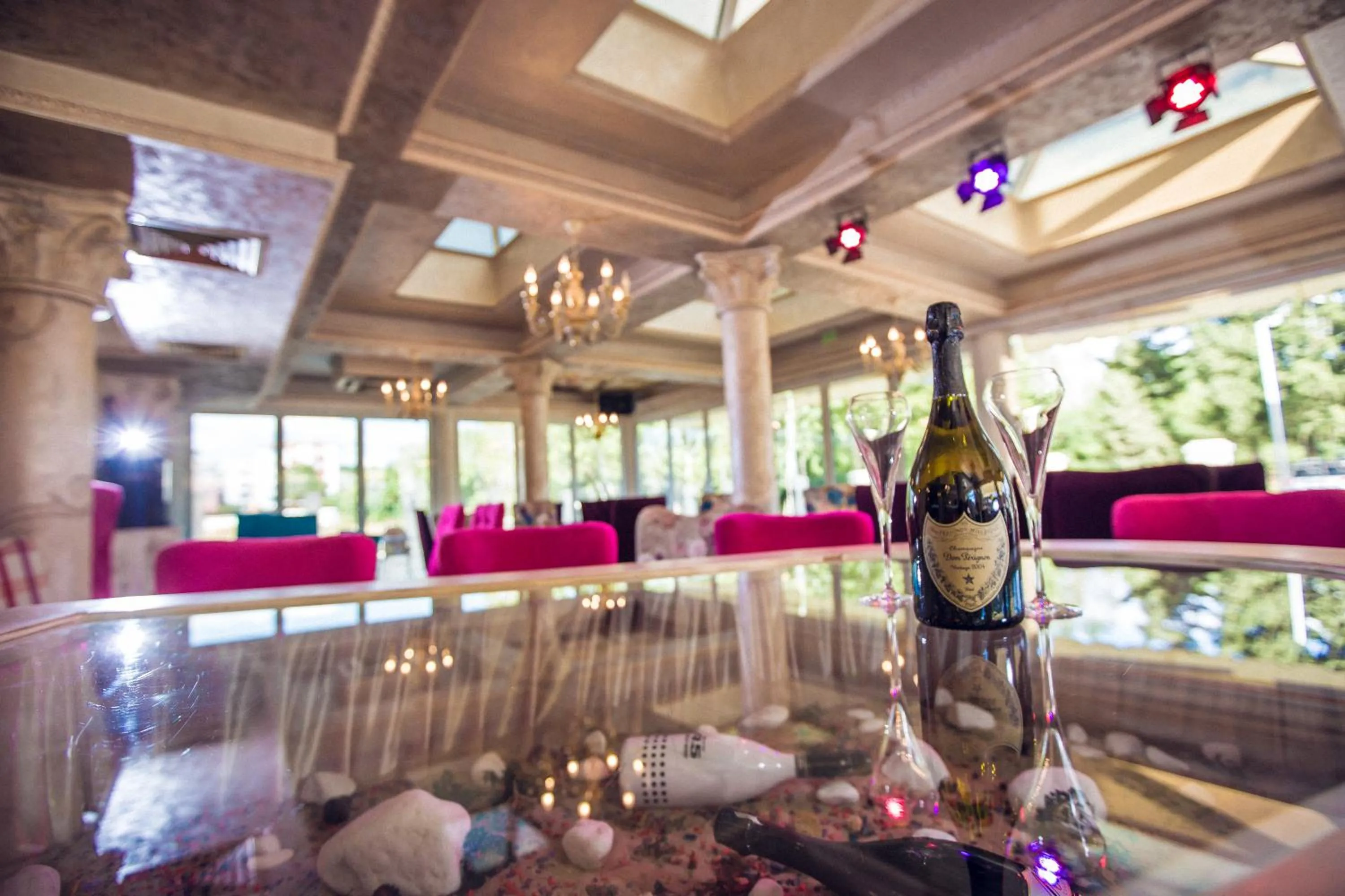 Restaurant/places to eat in Avenue Deluxe Hotel