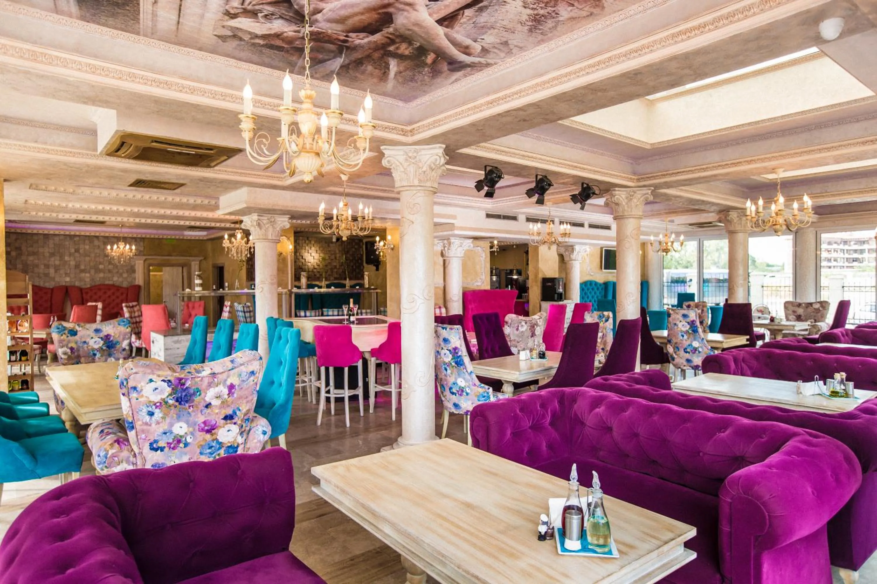 Restaurant/places to eat in Avenue Deluxe Hotel