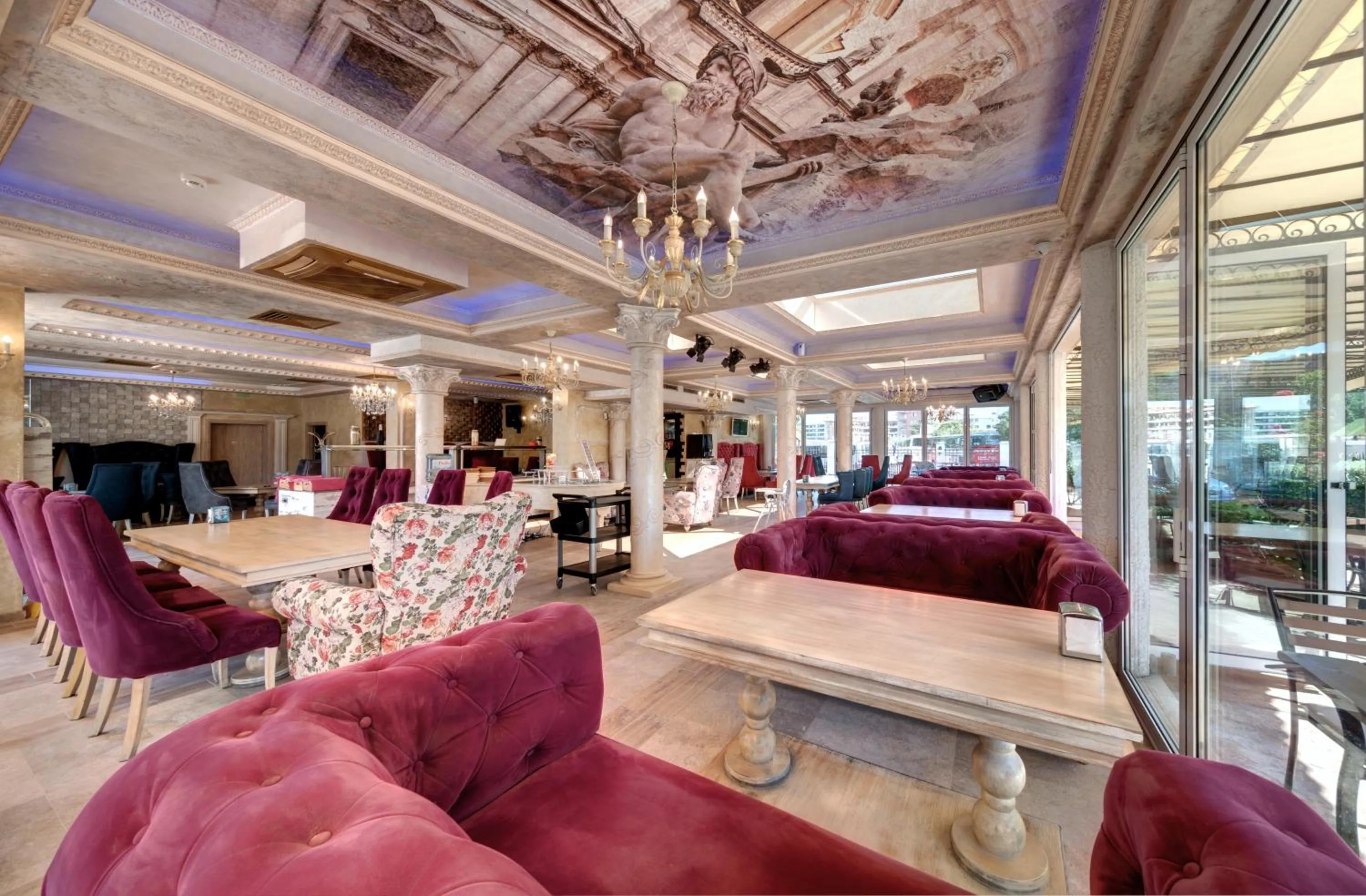 Restaurant/places to eat in Avenue Deluxe Hotel