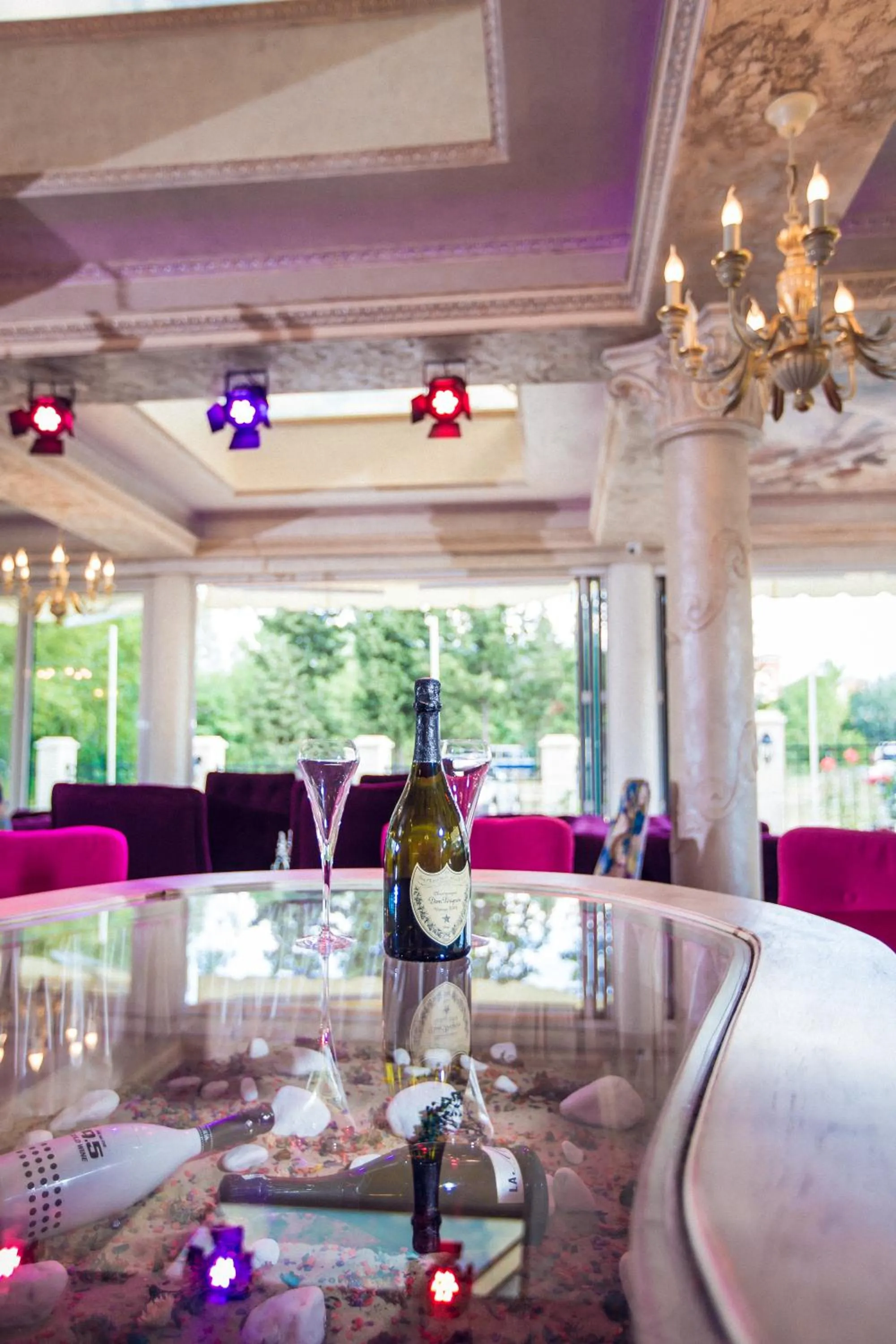 Restaurant/places to eat in Avenue Deluxe Hotel