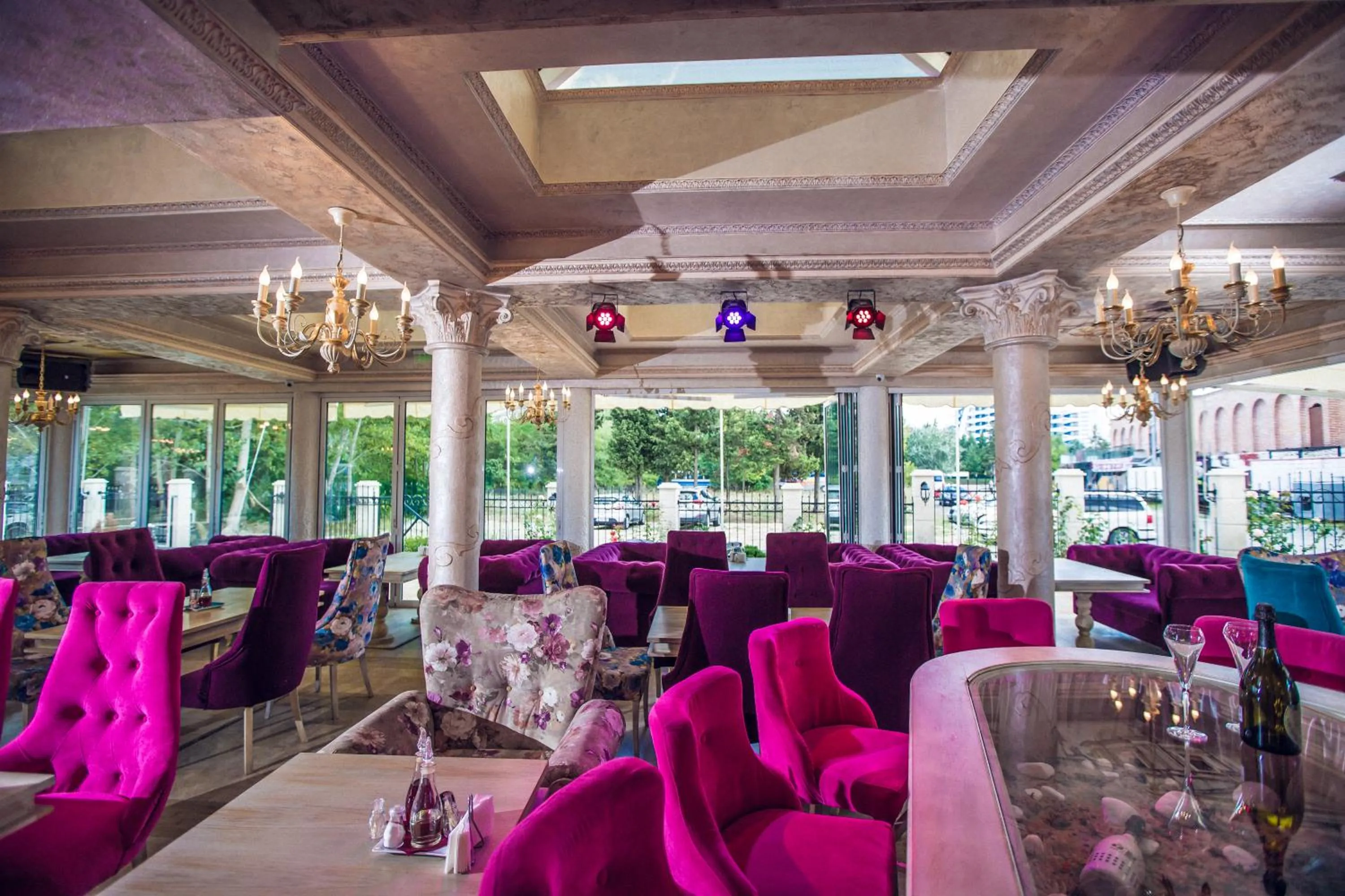 Restaurant/places to eat in Avenue Deluxe Hotel