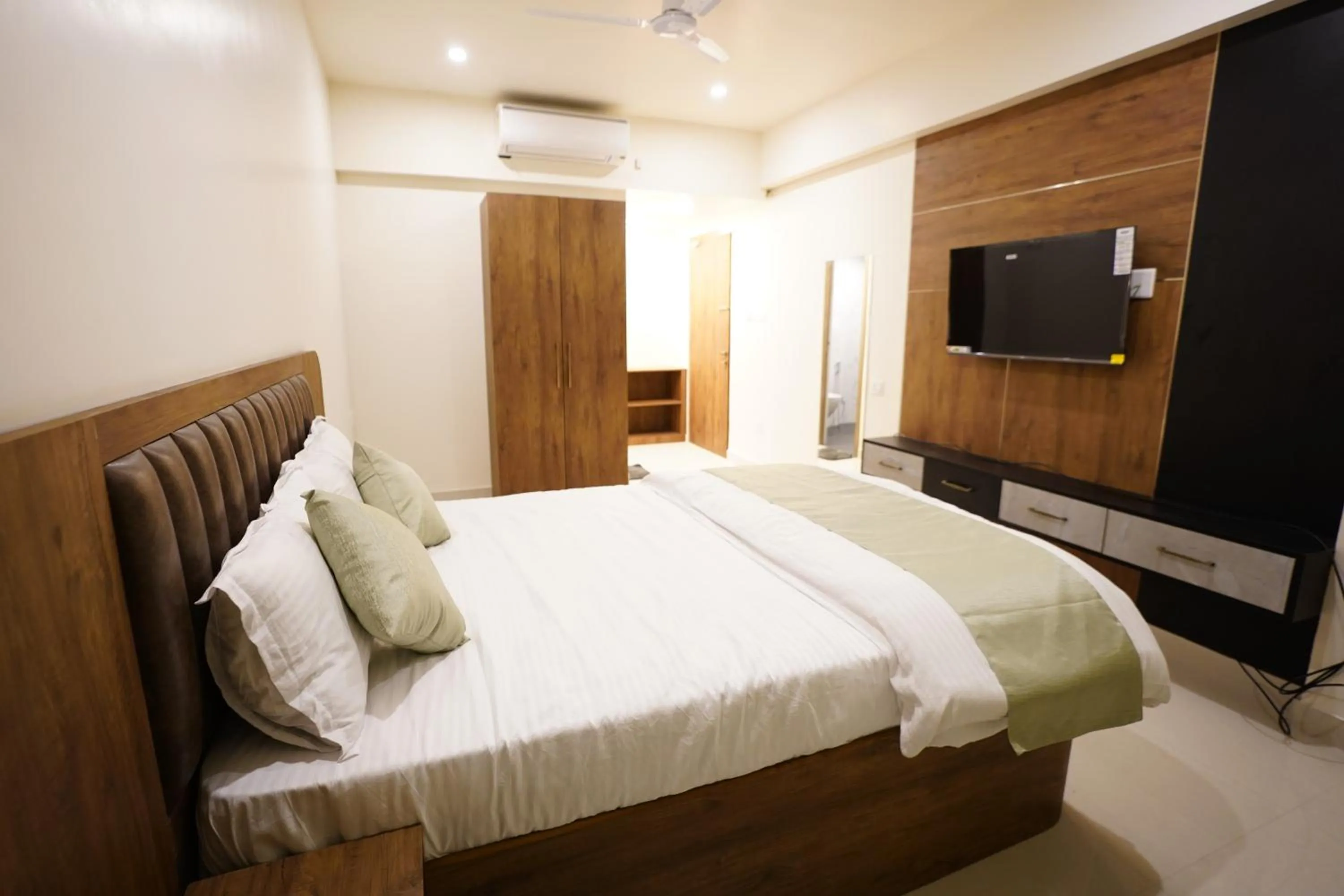 Communal lounge/ TV room, Bed in DrizzleDrop Inn Chennai