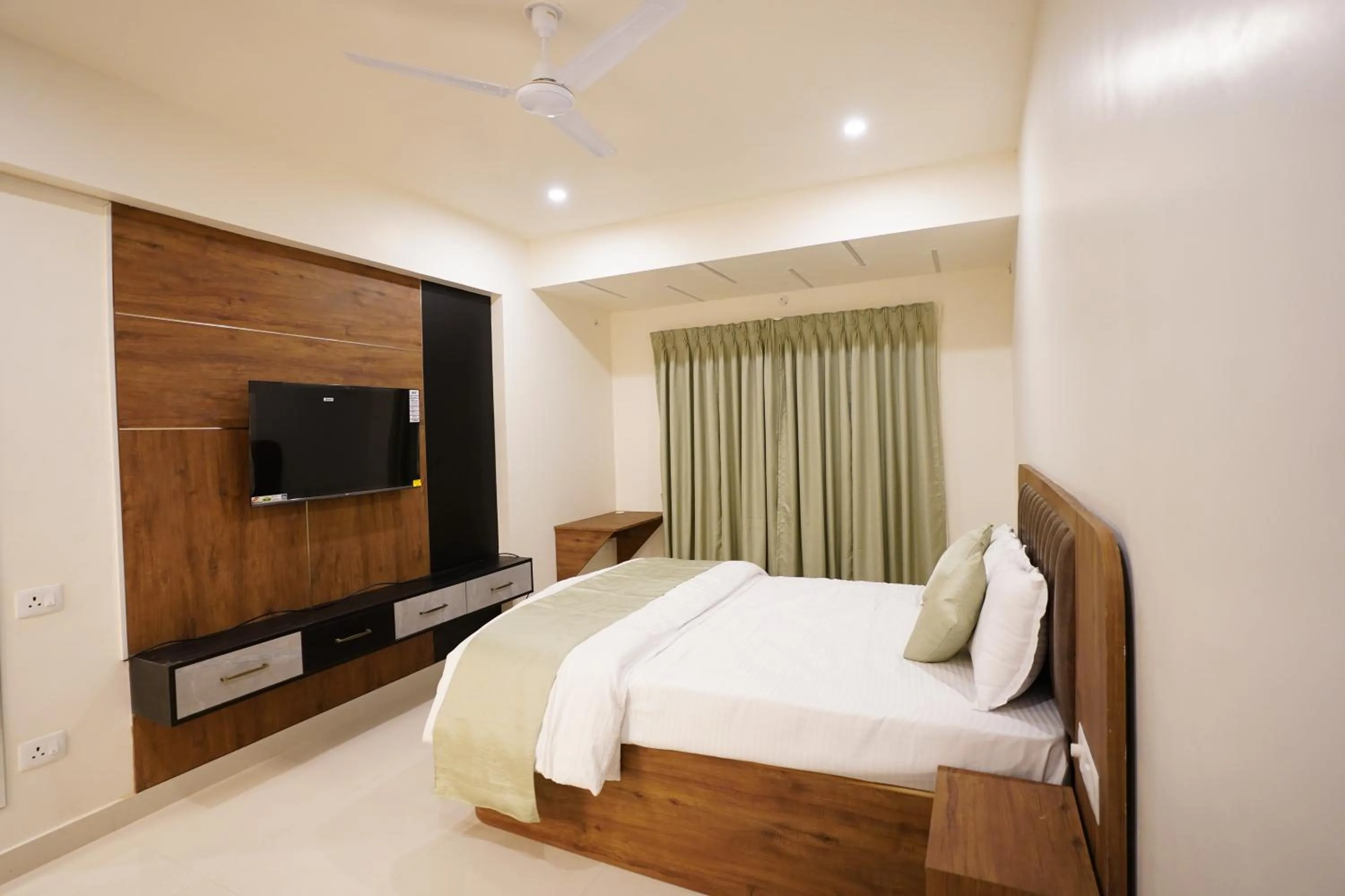 Communal lounge/ TV room, Bed in DrizzleDrop Inn Chennai