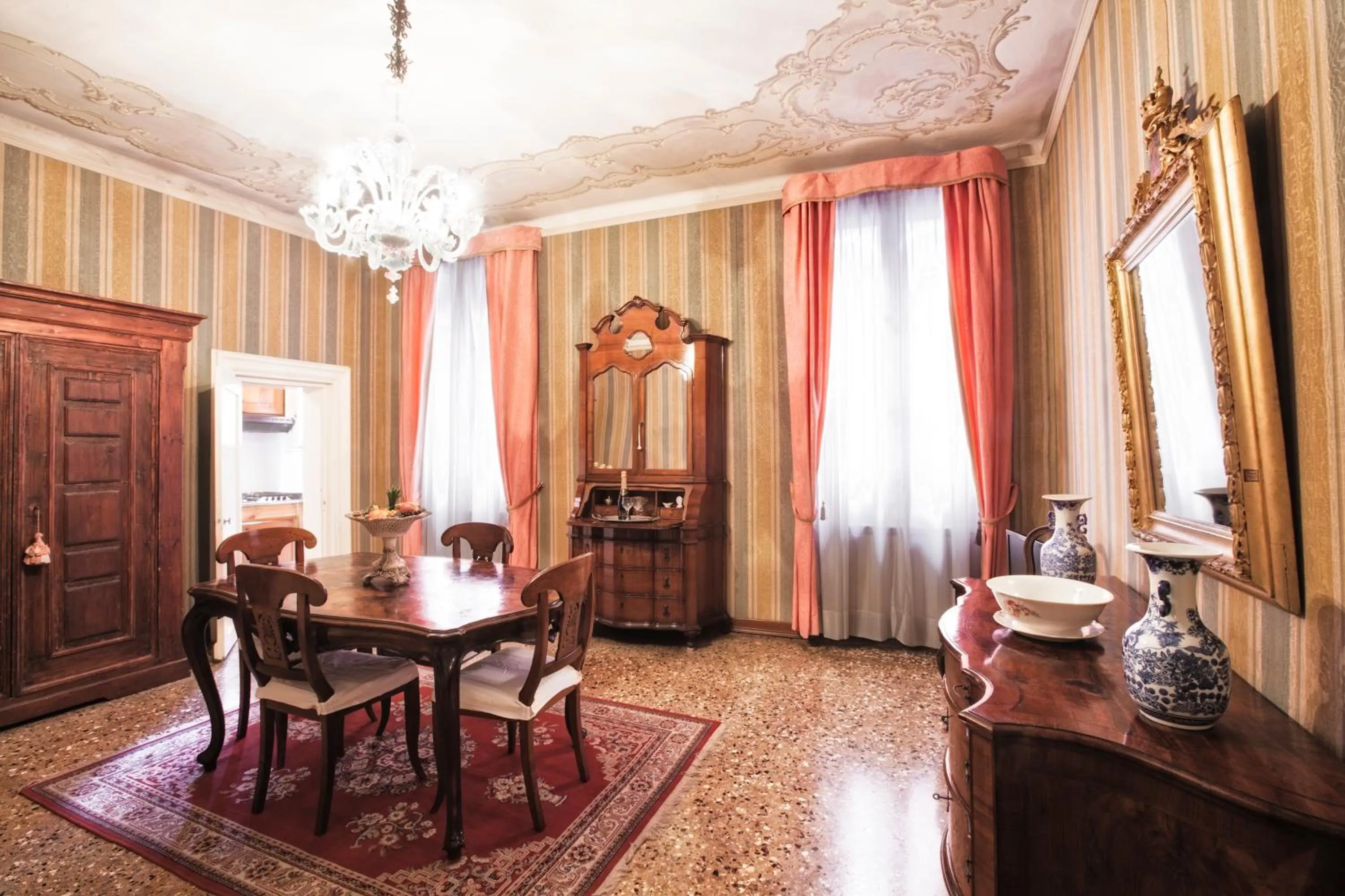 Living room in Palazzetto San Lio, Rialto