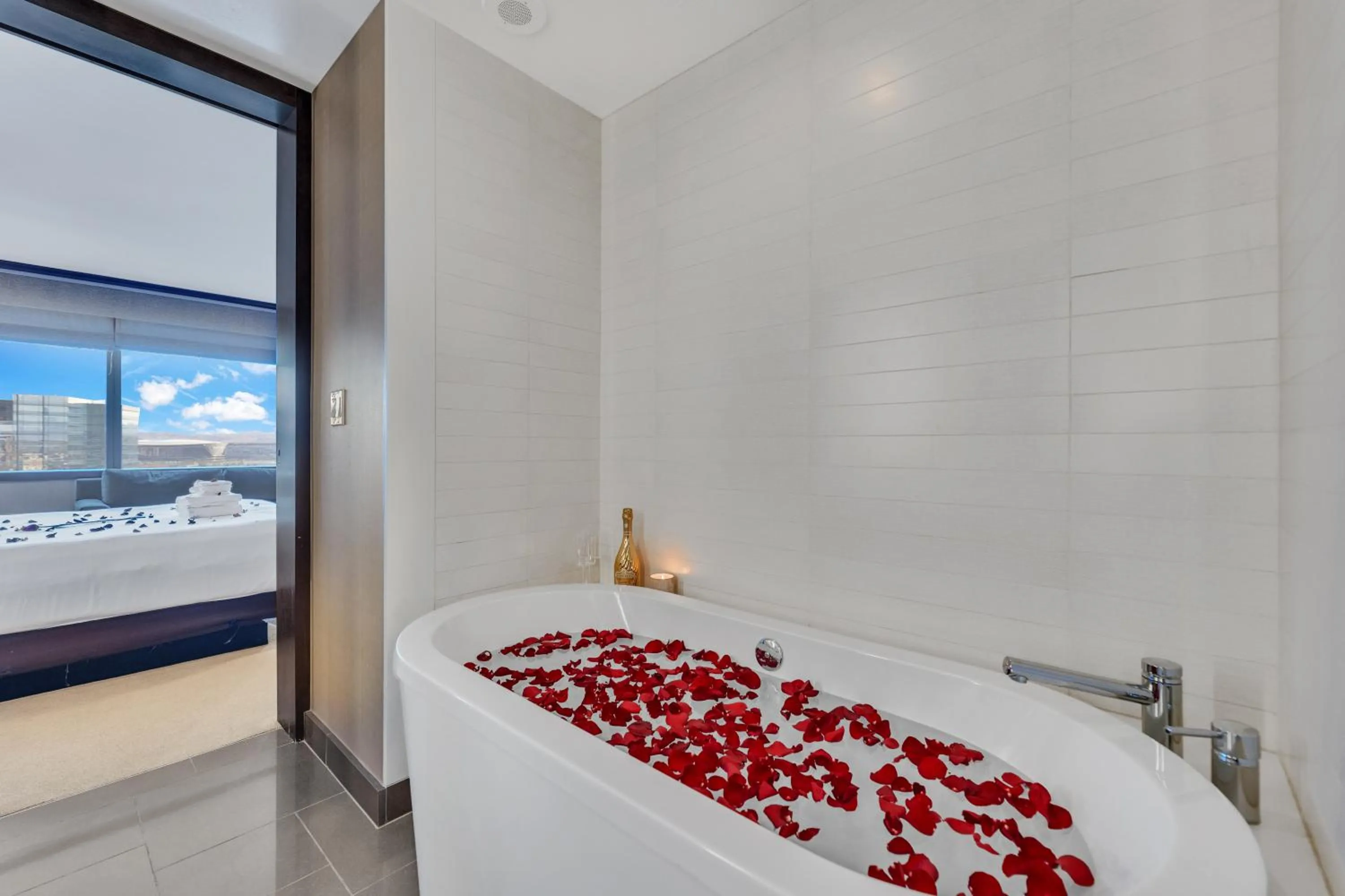 Bath, Bed in VDARA HOTEL Premium Studio Suite * FREE VALET PARKING