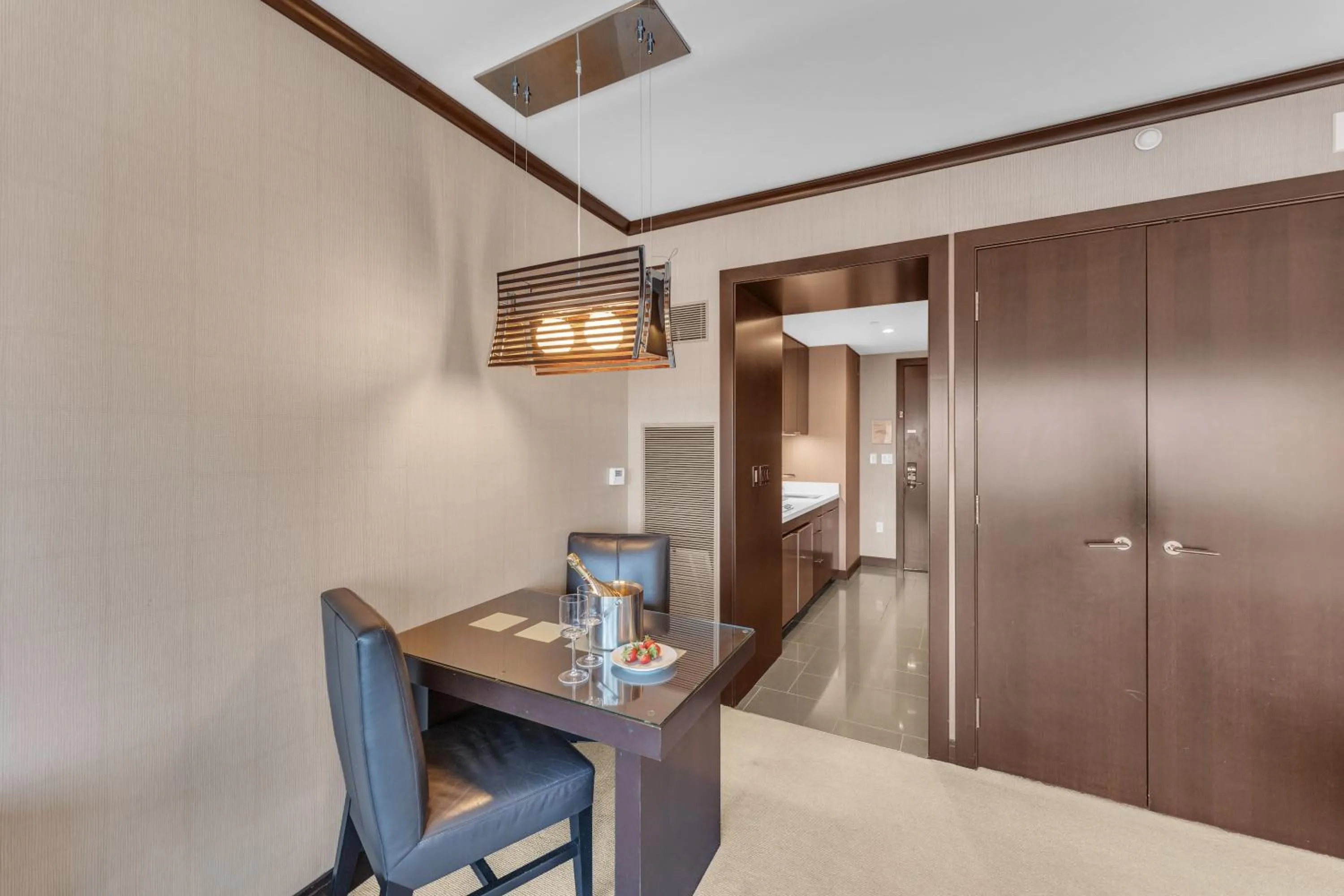 Dining area in VDARA HOTEL Premium Studio Suite * FREE VALET PARKING