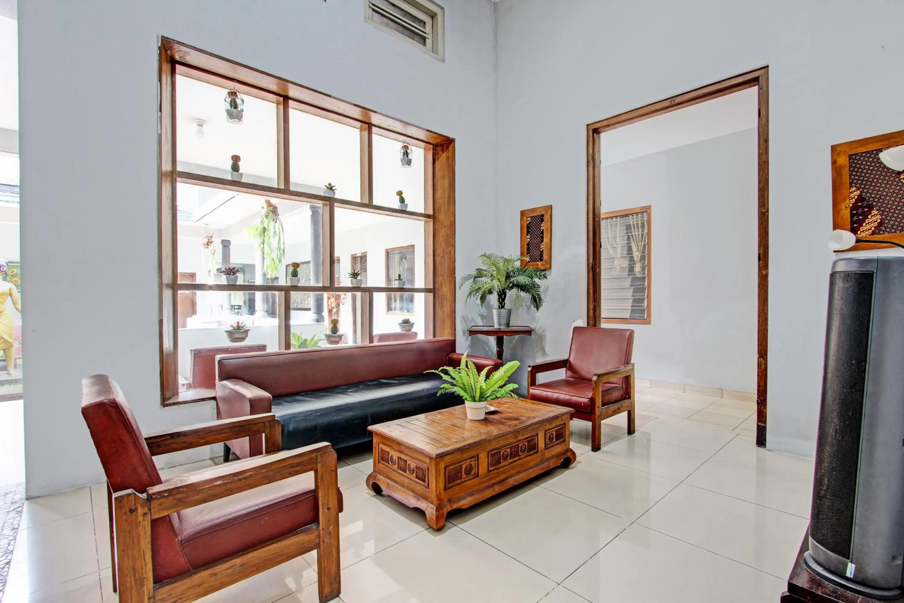 Lobby or reception in Super OYO Capital O 93240 Candra Dewi Hotel