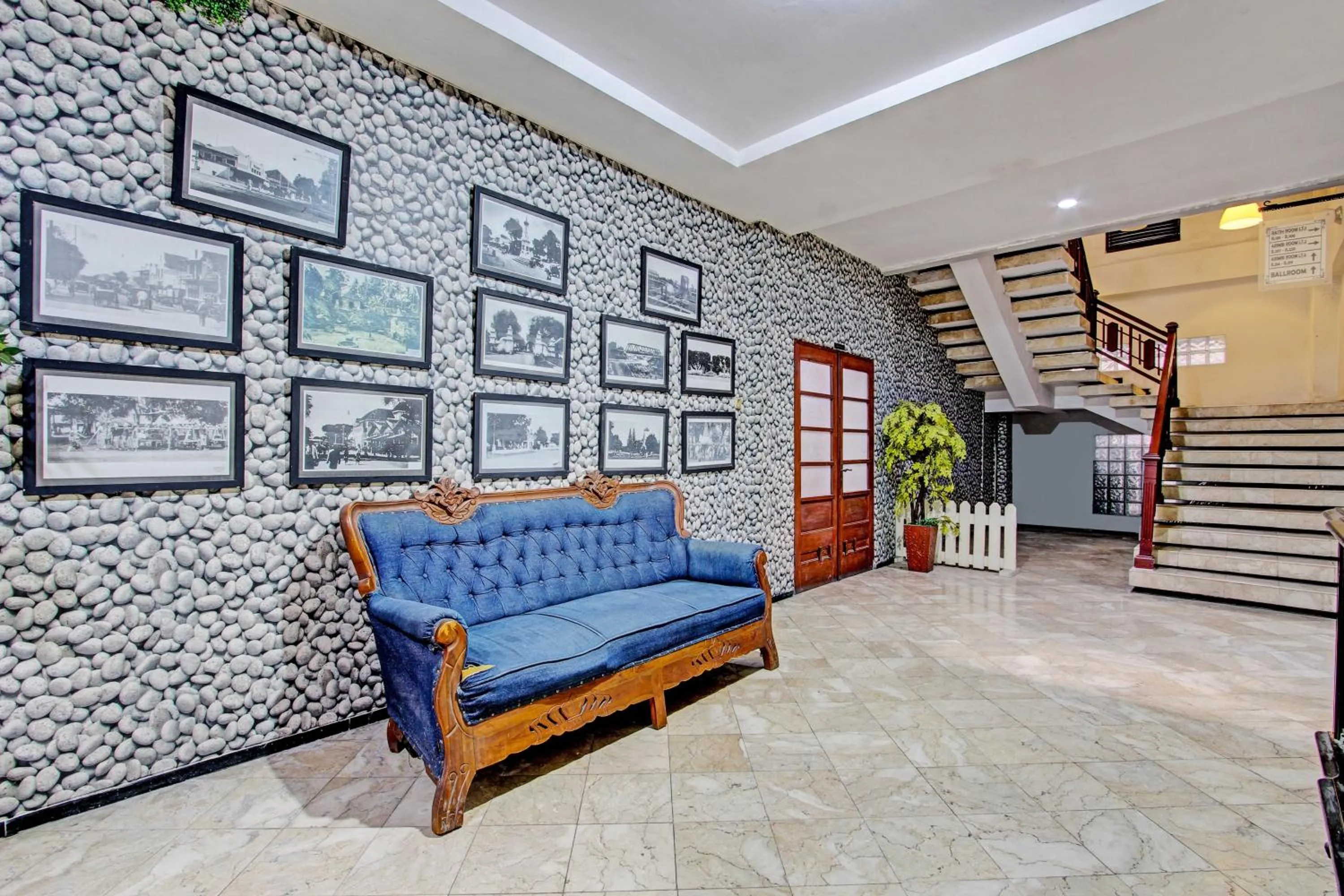 Lobby or reception in Super OYO Capital O 93240 Candra Dewi Hotel