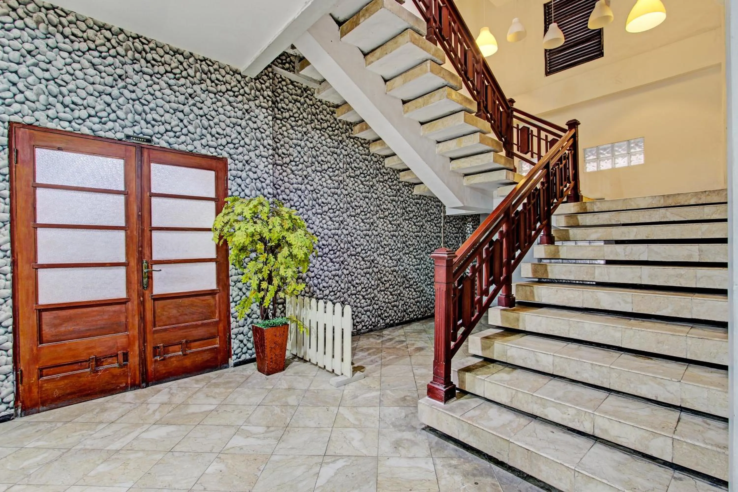 Lobby or reception in Super OYO Capital O 93240 Candra Dewi Hotel