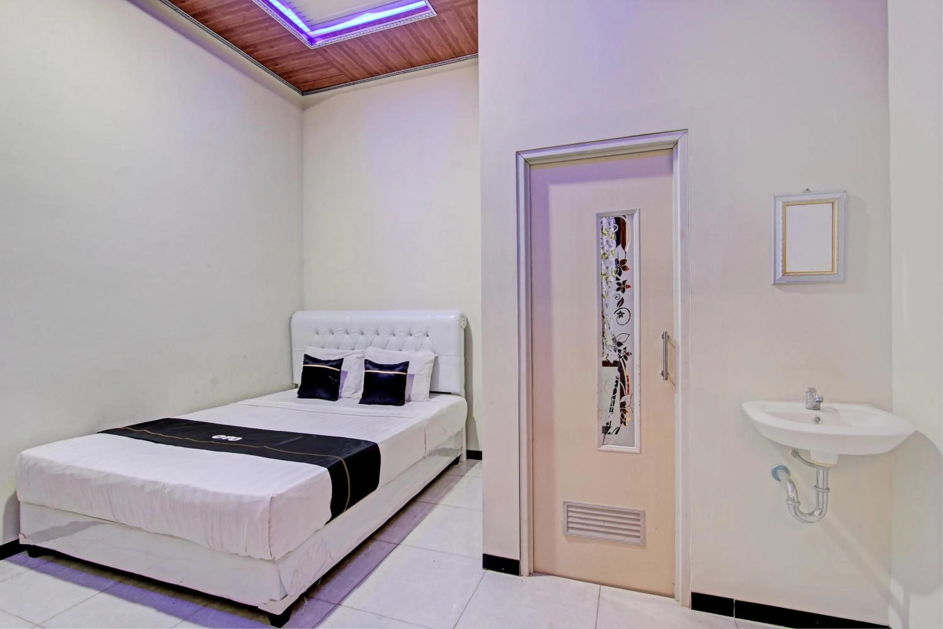 Bedroom, Bed in Capital O 93244 Angkasa Inn