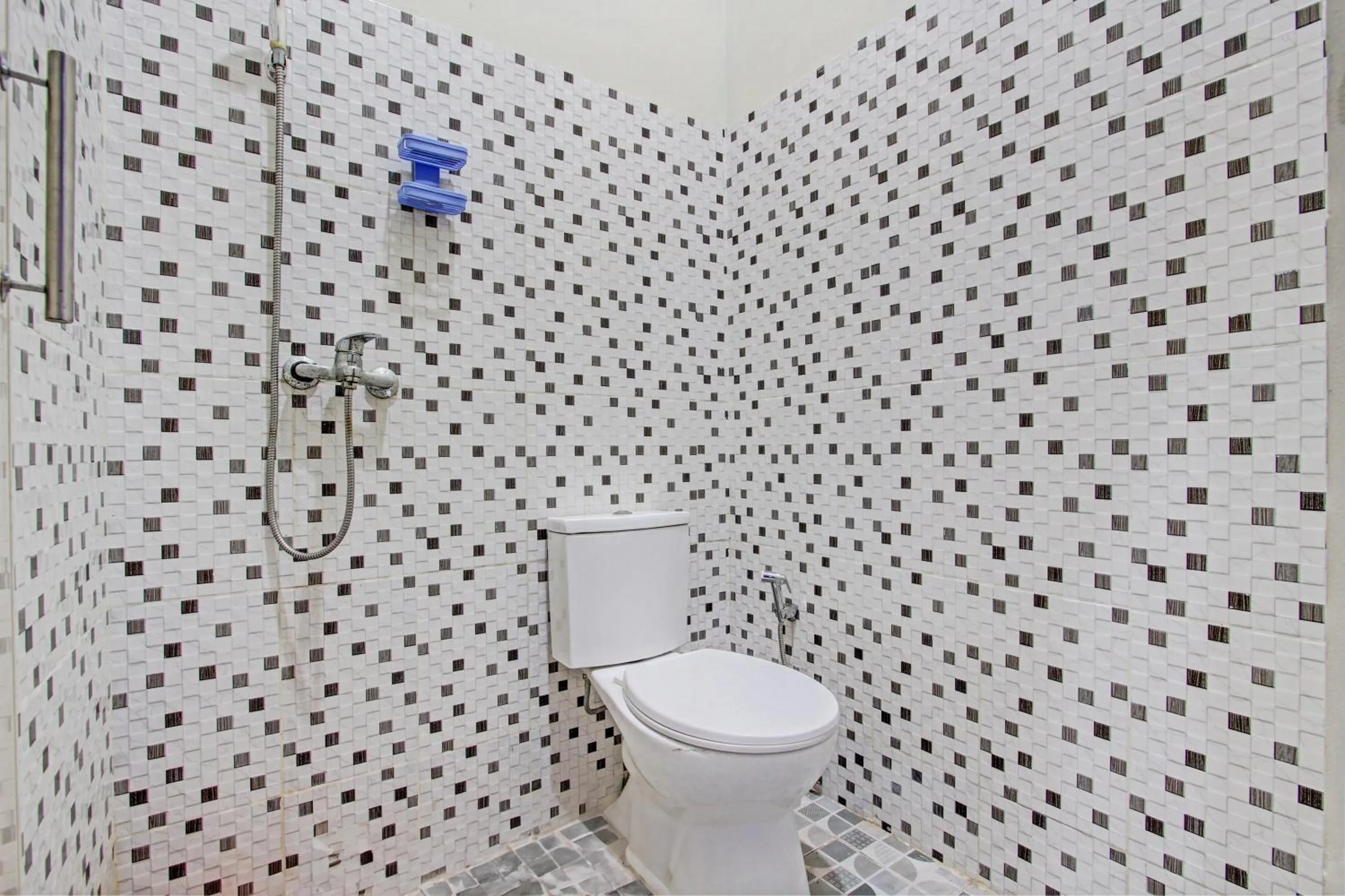 Bathroom in Capital O 93244 Angkasa Inn