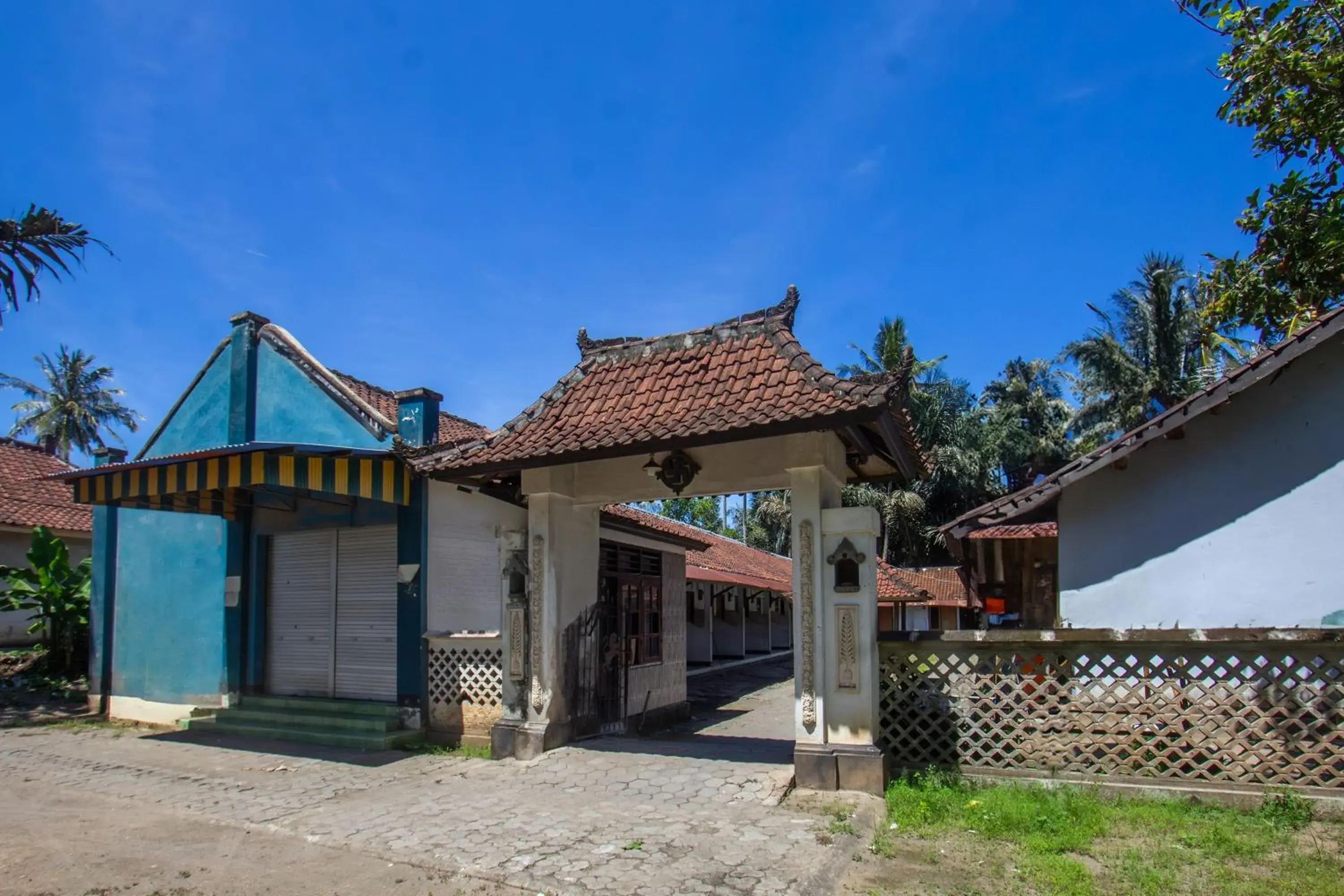 Facade/entrance in Hotel O Kanditha Homestay Near Lombok Exotic Sentral Oleh-oleh Facade/entrance in Hotel O Kanditha Homestay Near Lombok Exotic Sentral Oleh-oleh