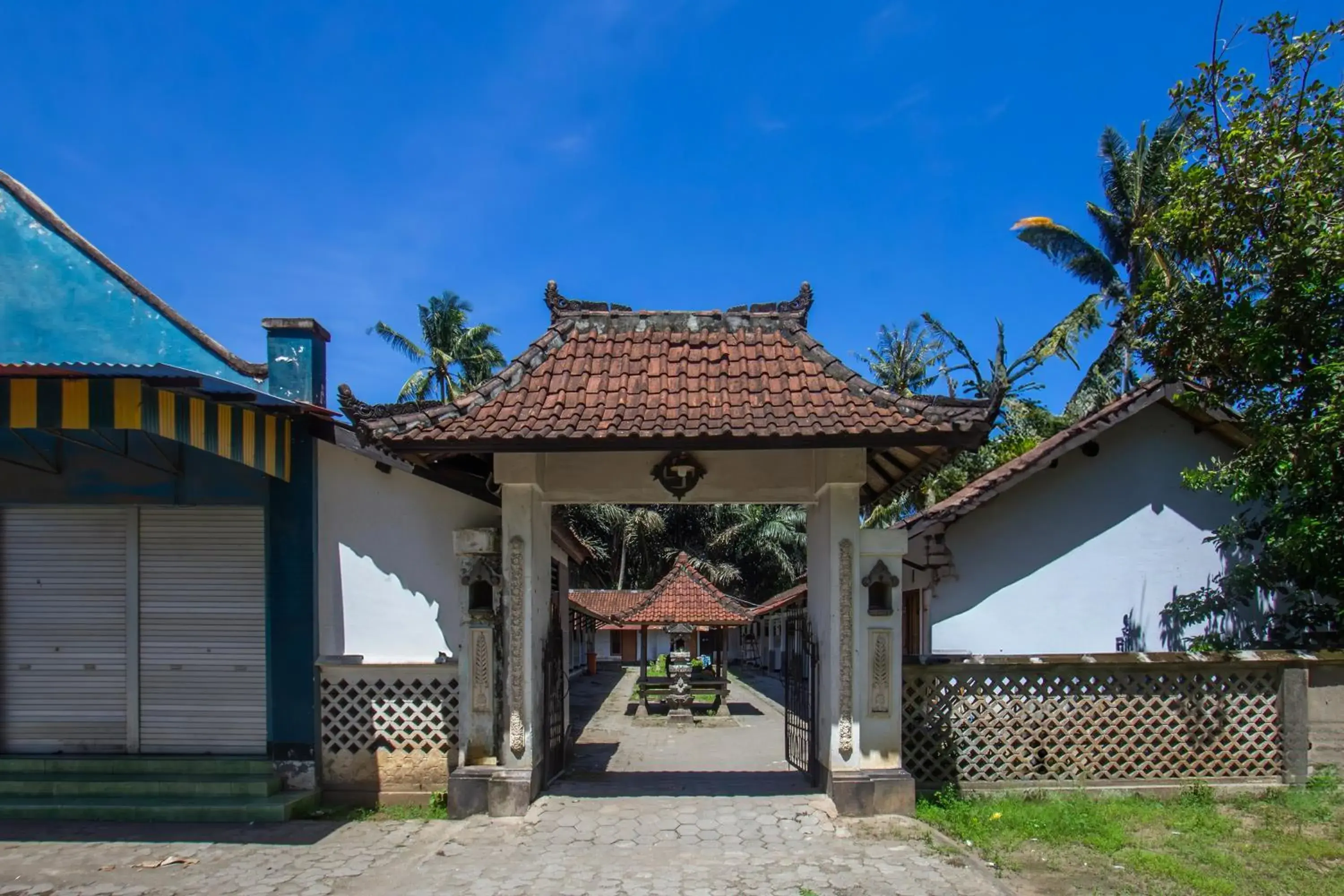 Facade/entrance in Hotel O Kanditha Homestay Near Lombok Exotic Sentral Oleh-oleh Facade/entrance in Hotel O Kanditha Homestay Near Lombok Exotic Sentral Oleh-oleh