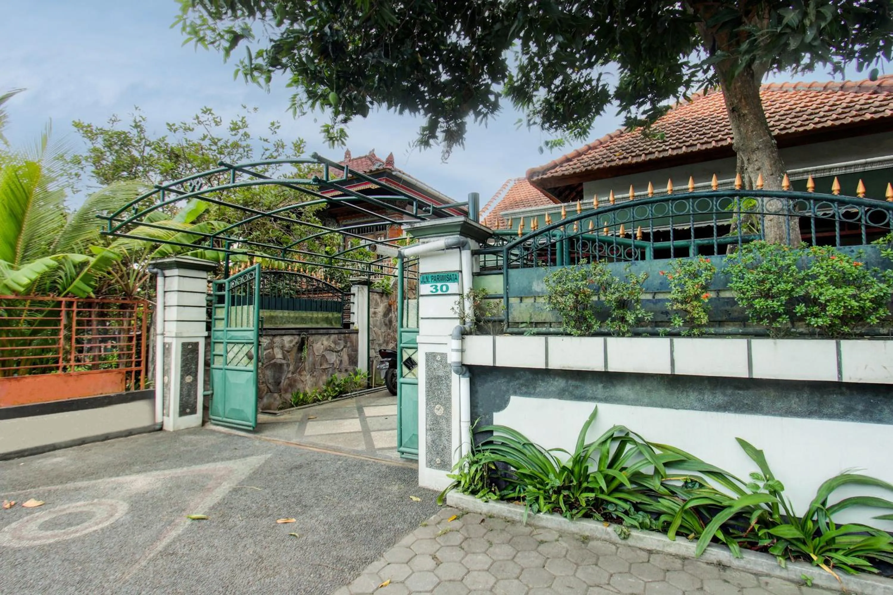 Facade/entrance in OYO Life 93247 Pondok Pariwisata