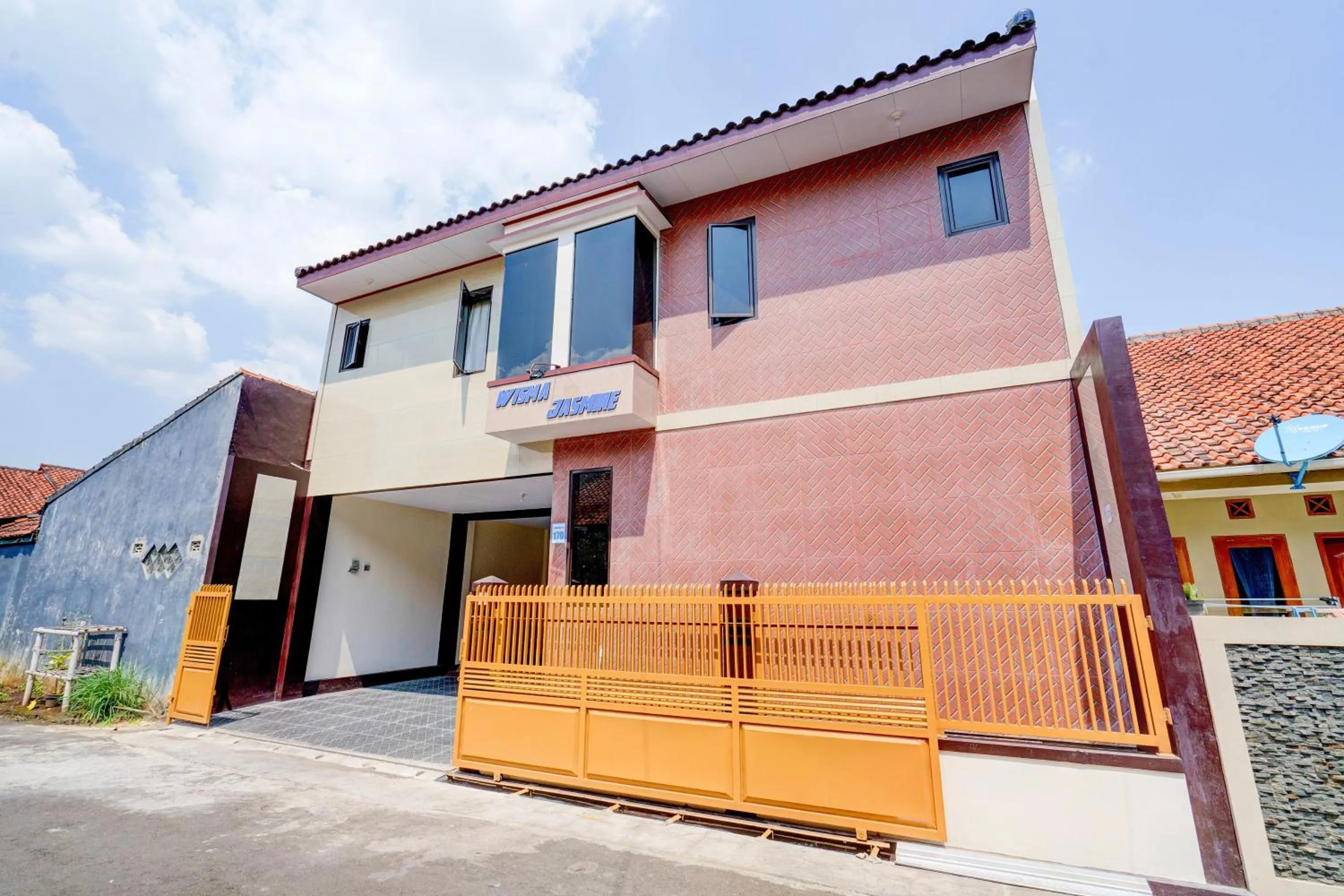 Facade/entrance in Hotel O Wisma Jasmine Syariah