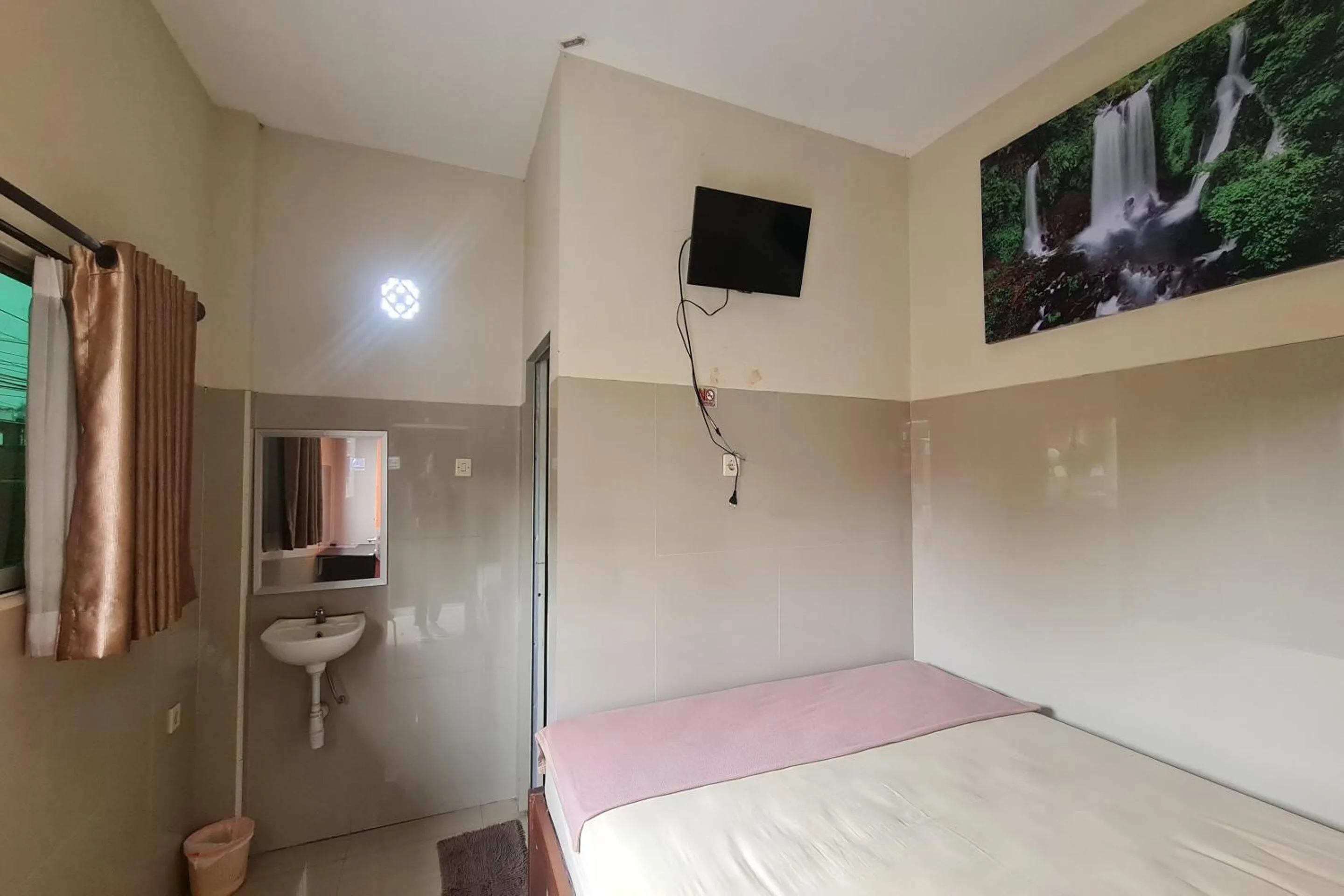 Bedroom, Bed in Capital O 93250 Hotel Tirta Kencana 2 Baturaden