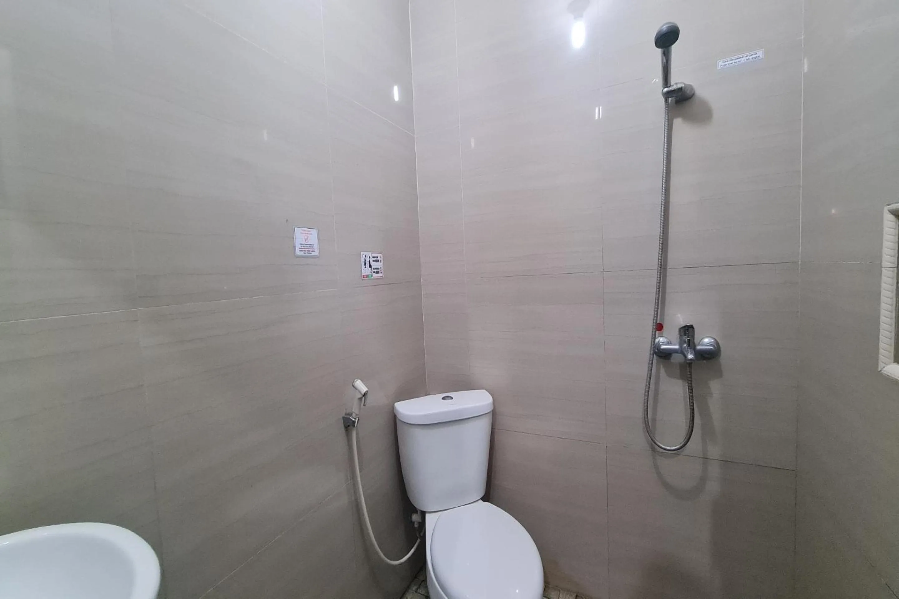 Bathroom in Capital O 93250 Hotel Tirta Kencana 2 Baturaden