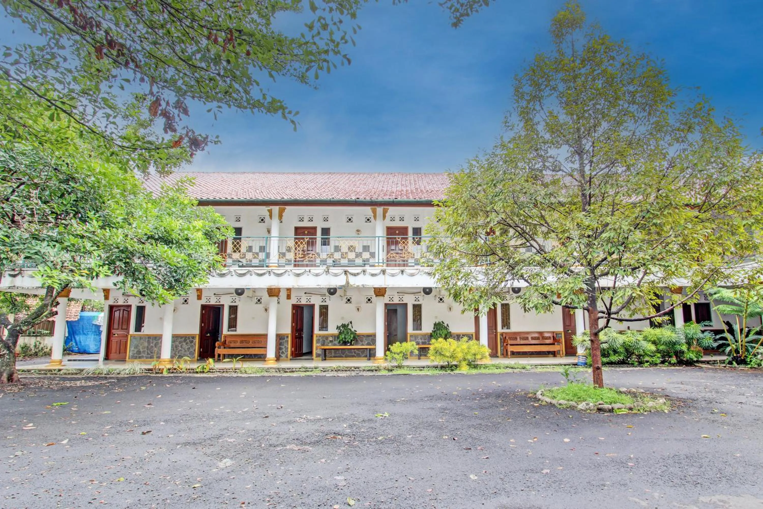 Property building in OYO 93253 Guest House Arundaya