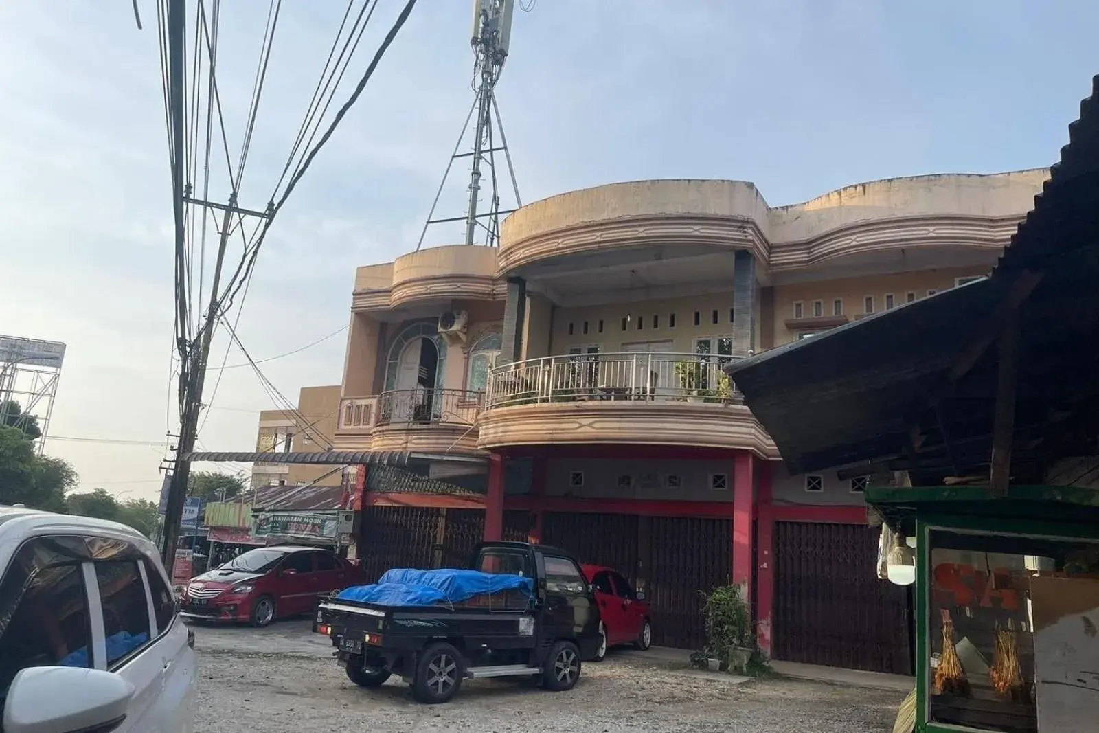 Facade/entrance in Hotel O Handisa Homestay SyariahNearKedai Kopi Atien Facade/entrance in Hotel O Handisa Homestay SyariahNearKedai Kopi Atien