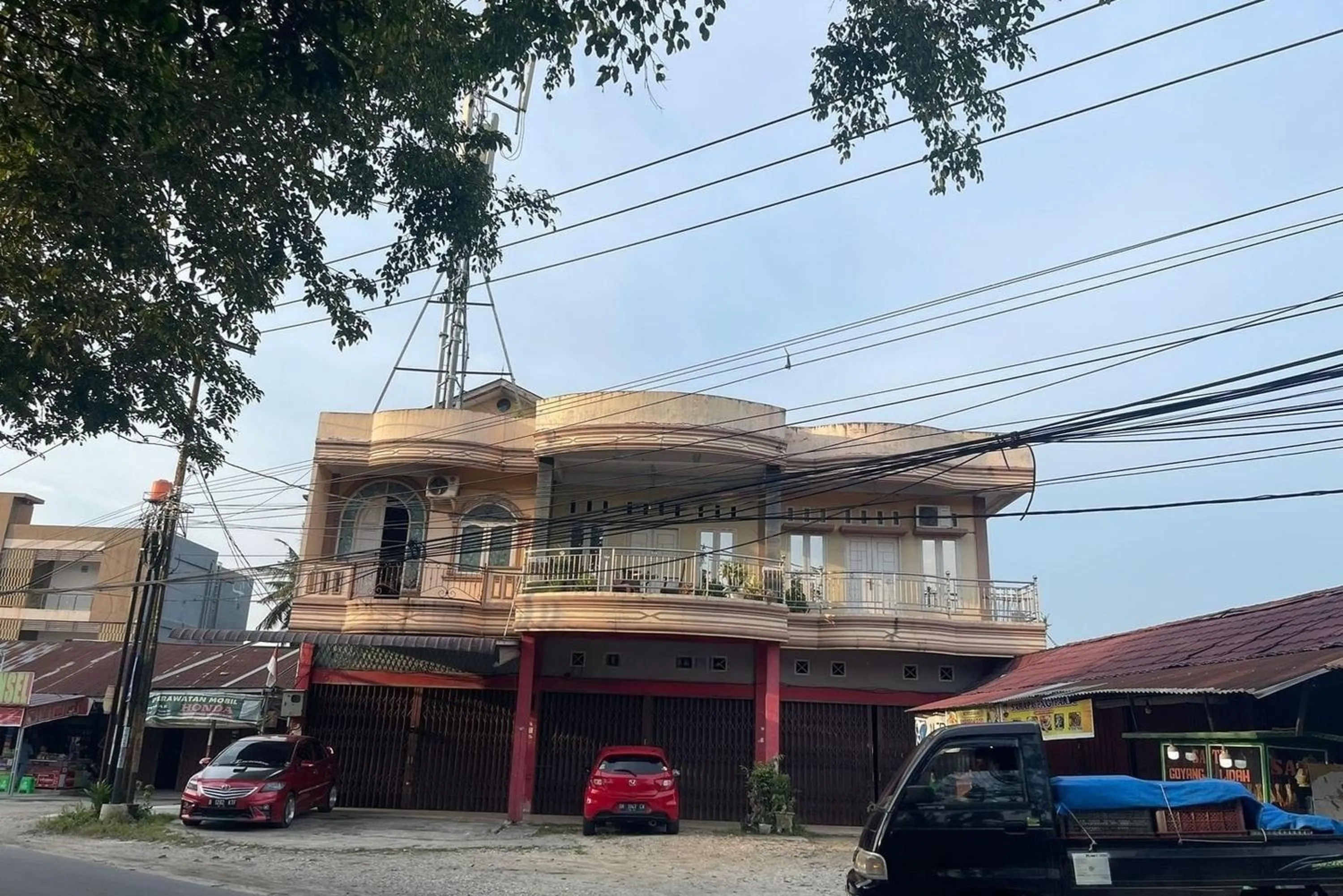 Facade/entrance in Hotel O Handisa Homestay SyariahNearKedai Kopi Atien