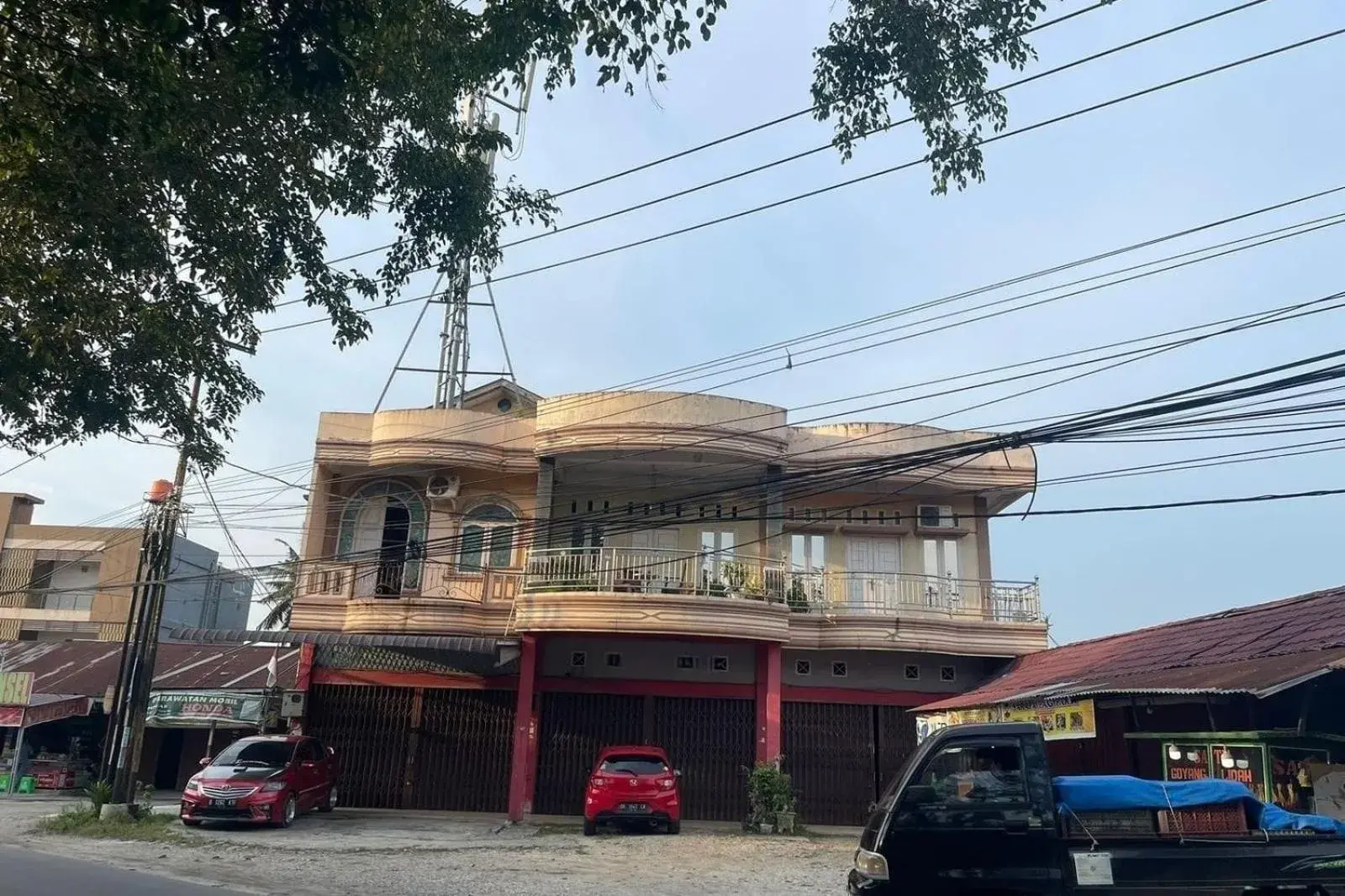 Facade/entrance in Hotel O Handisa Homestay SyariahNearKedai Kopi Atien Facade/entrance in Hotel O Handisa Homestay SyariahNearKedai Kopi Atien