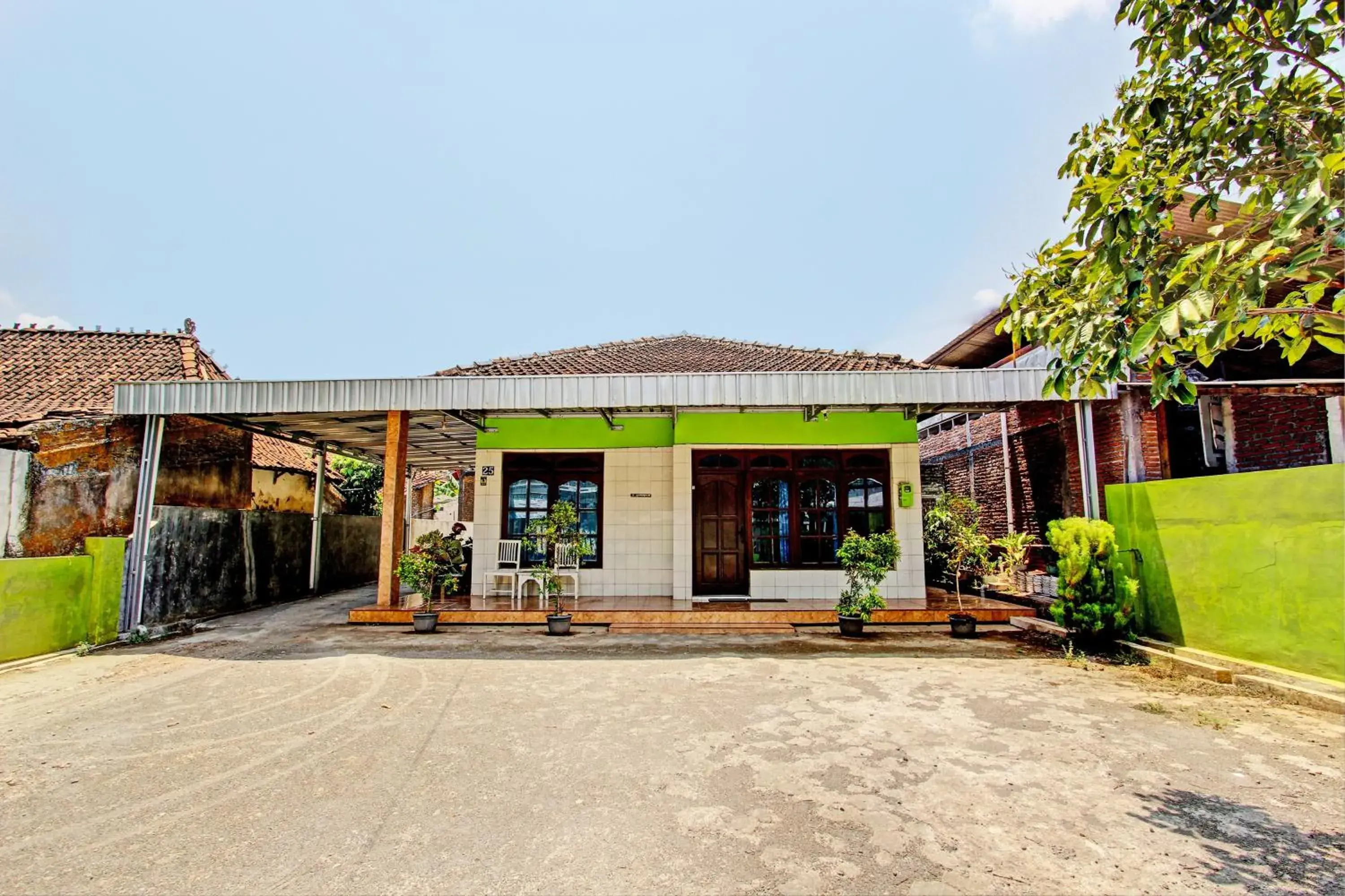 Facade/entrance in Hotel O Sengon Kostel Syariah Facade/entrance in Hotel O Sengon Kostel Syariah