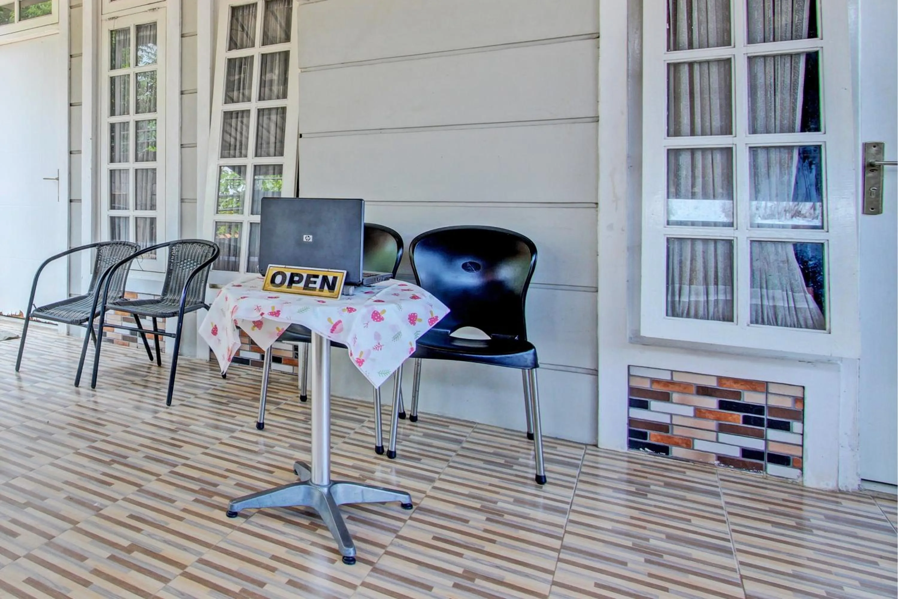 Lobby or reception in Hotel O Sengon Kostel Syariah