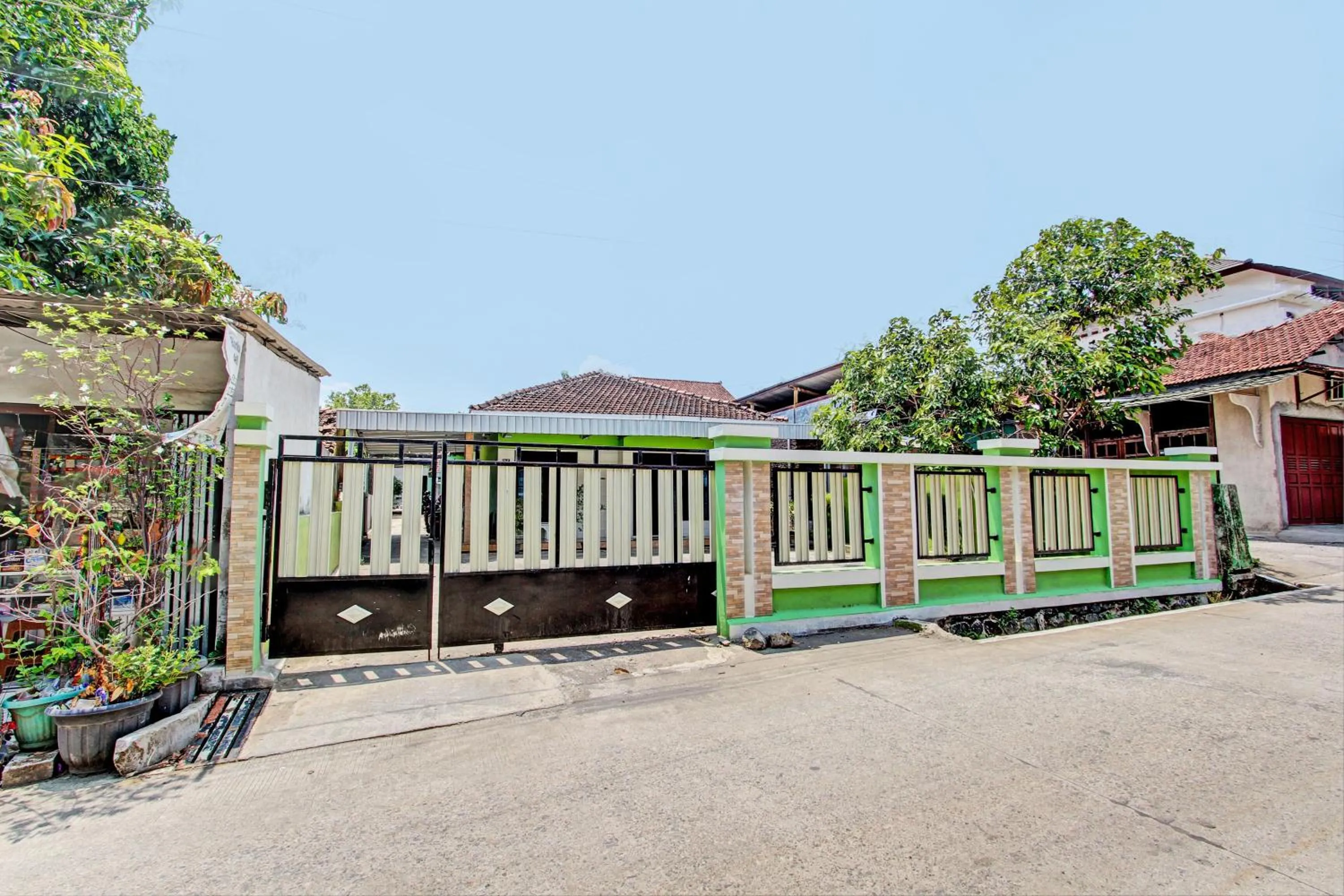 Facade/entrance in Hotel O Sengon Kostel Syariah